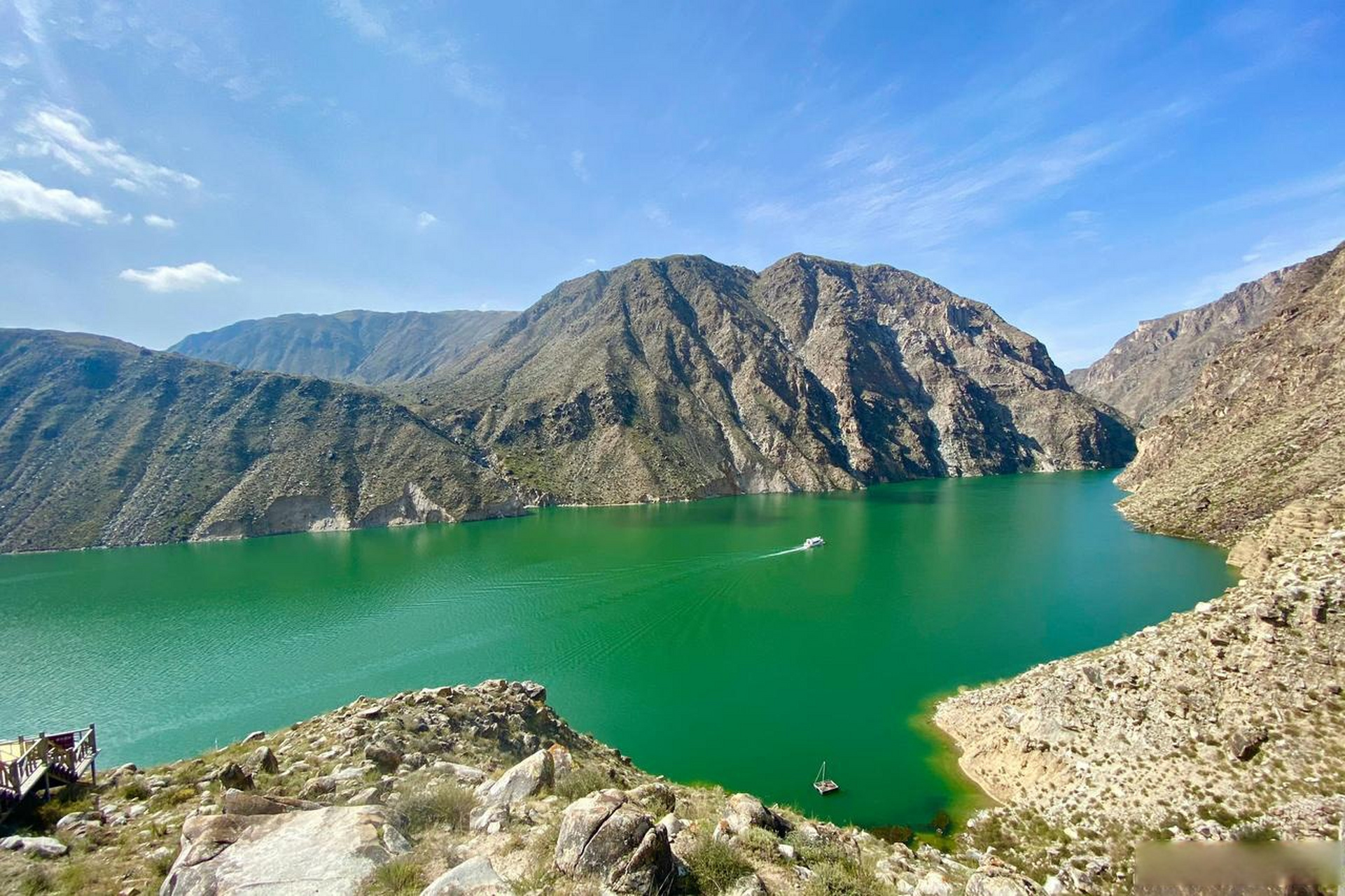 水陆两游龙羊峡峡谷风光,大自然鬼斧神工,两岸壁立千仞,陡峭的石壁上