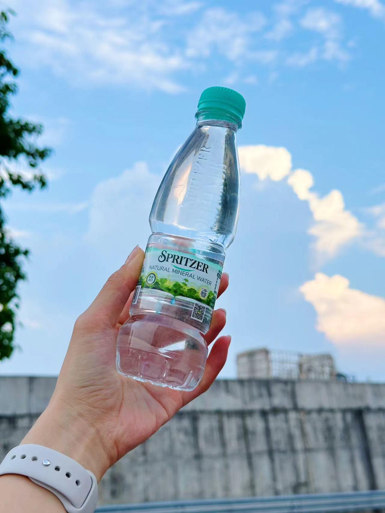 没想到买瓶水能见到刘德华 ? 就任意两瓶!