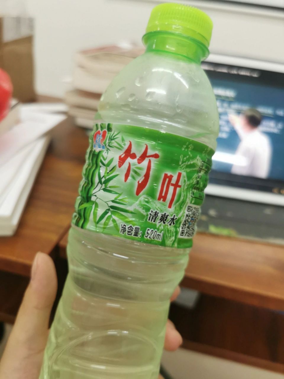 竹叶水,很久以前喝过 看见超市里又就再买来尝尝,还挺好喝的