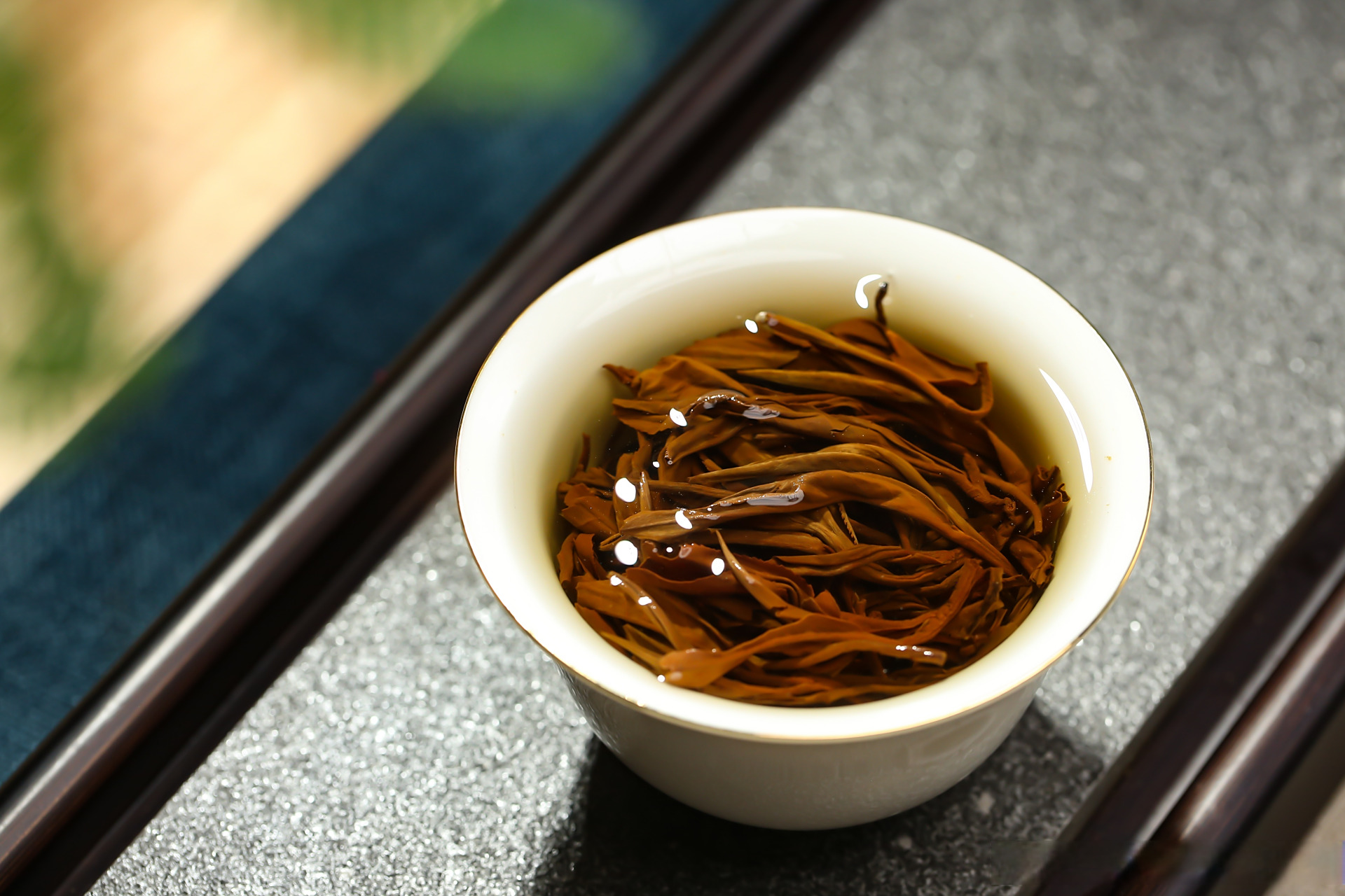 2023二级毛峰滇红入库大原料仓 外形肥硕曲美,条索紧结,色泽乌润 芽头