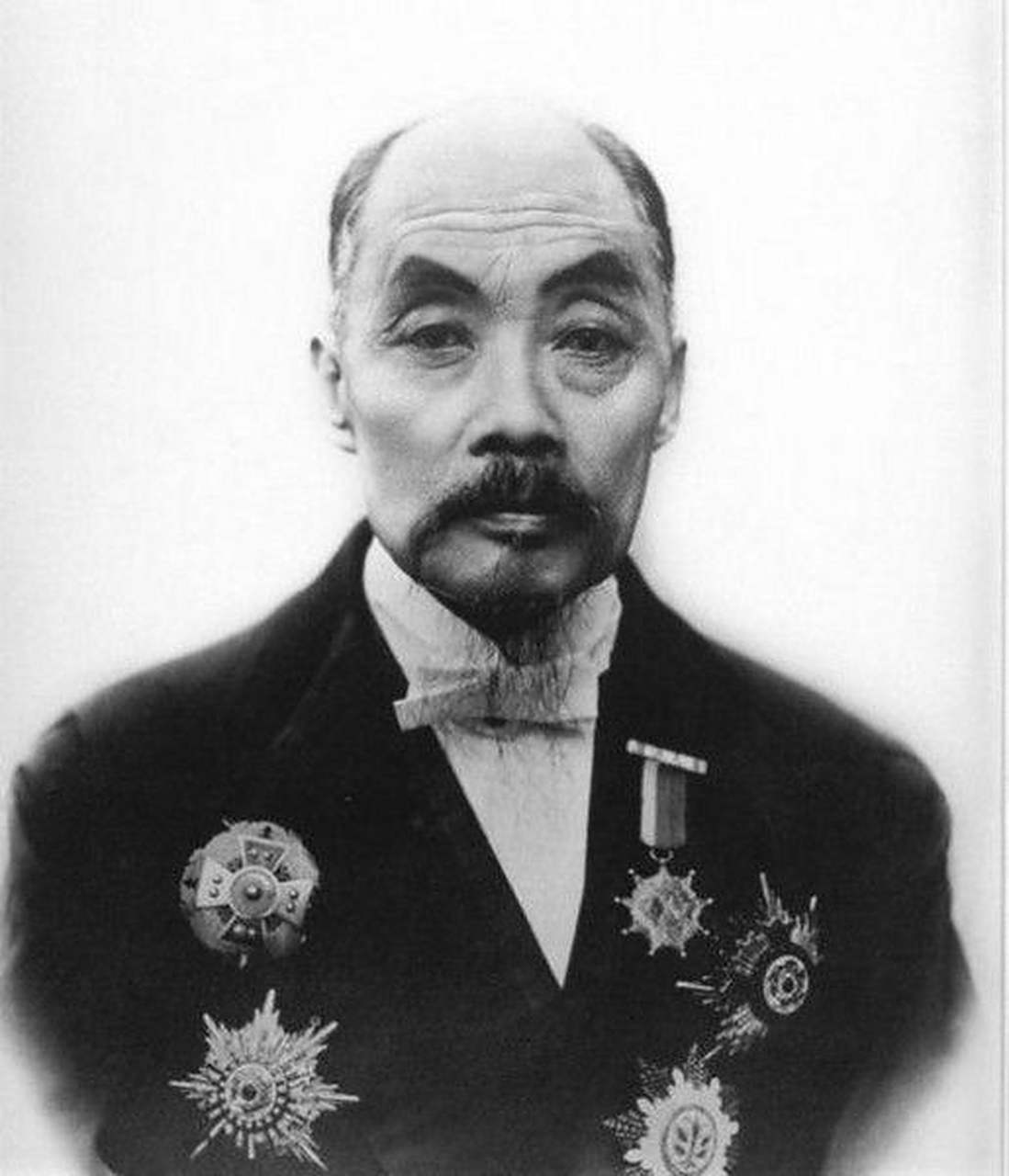 "何德何能让神像拜我?