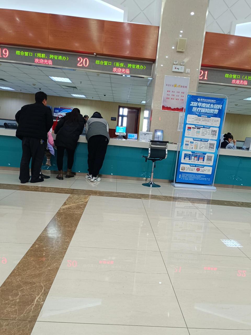 银川市民大厅踢球好样的 在银川市民大厅办事是真的难啊,一楼c厅让我
