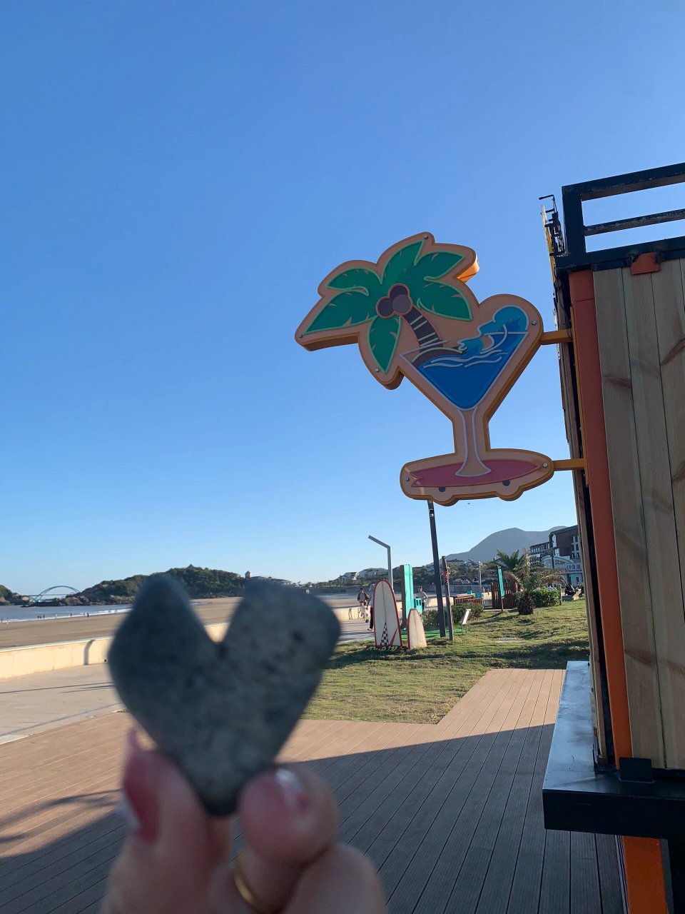 东沙门票便宜一半,水比较黄,沙滩上沙子很软,也有些小石头,照片是在