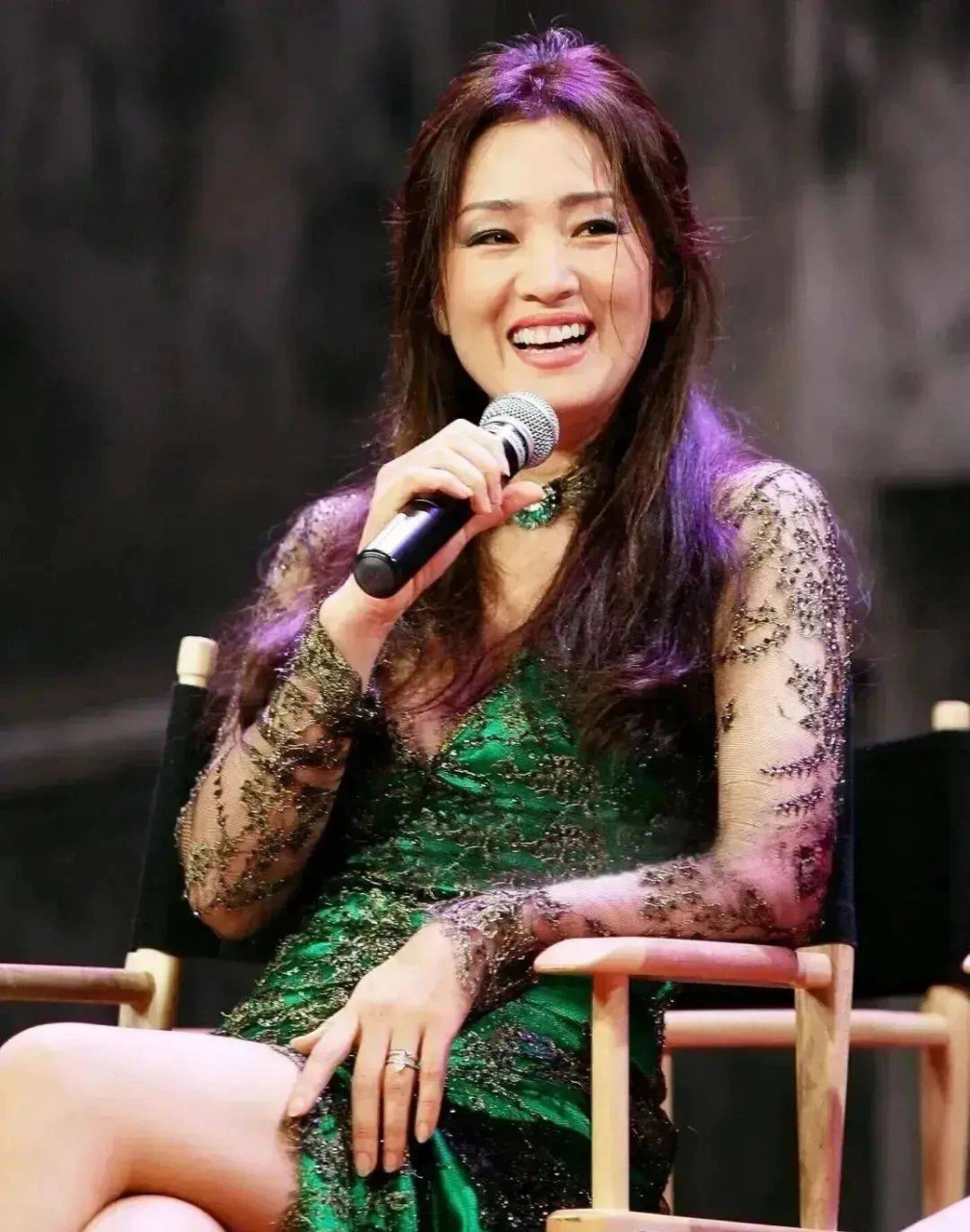 巩俐出席晚宴,虽然已经一把年纪了,但是精神状态和气质比很多年轻人