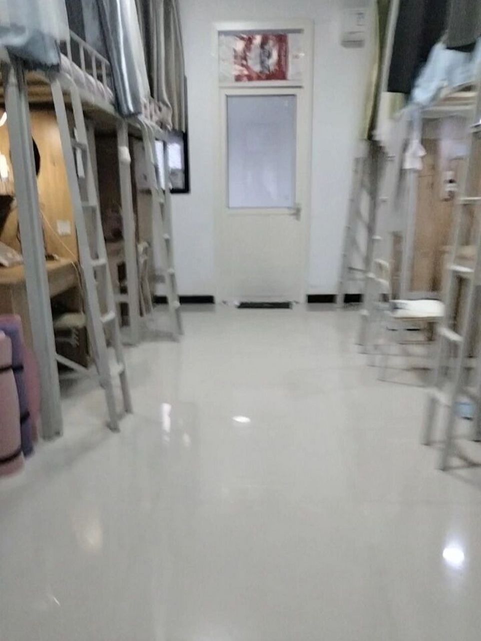 吉职宿舍 木林森宿舍,学校小但是宿舍好,六人寝上床下桌,想知道的dd我