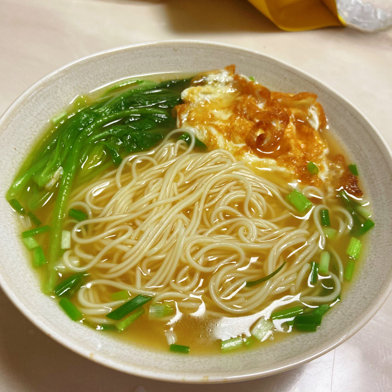 面条在面汤里完全煮入味了,还有吸满汤汁的鸡蛋,清