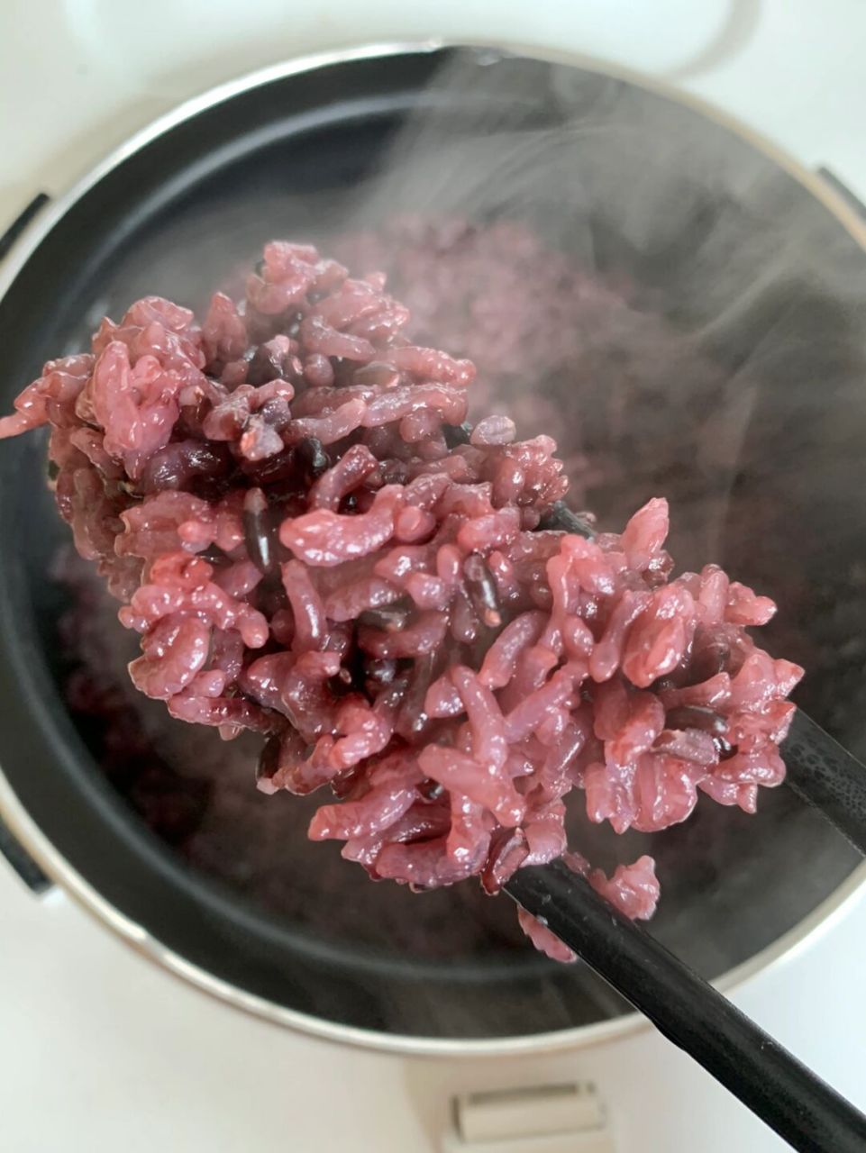 黑米饭教程来啦 一碗五常大米加入适量的黑香米(黑米根据个人口味随意