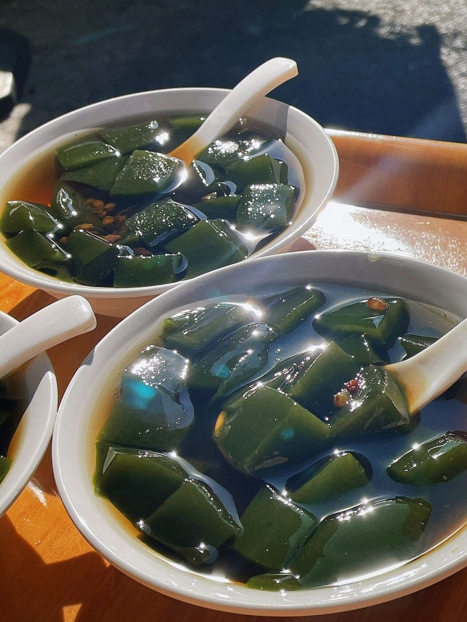 等于是绿豆汤77青草凉粉～ .