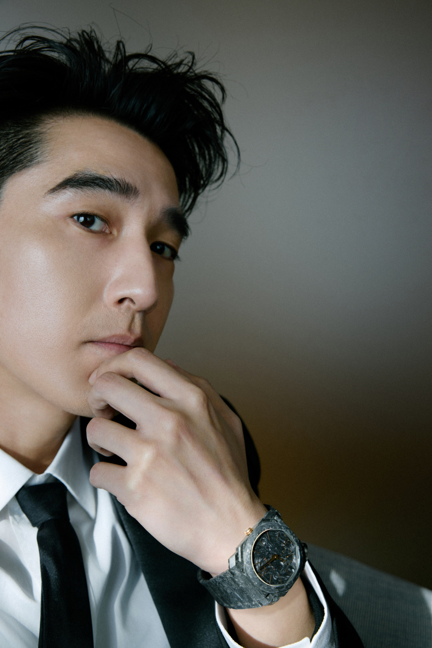 赵又廷超话02 极简黑白,尽显儒雅气质.光影流转,定格至臻时刻.