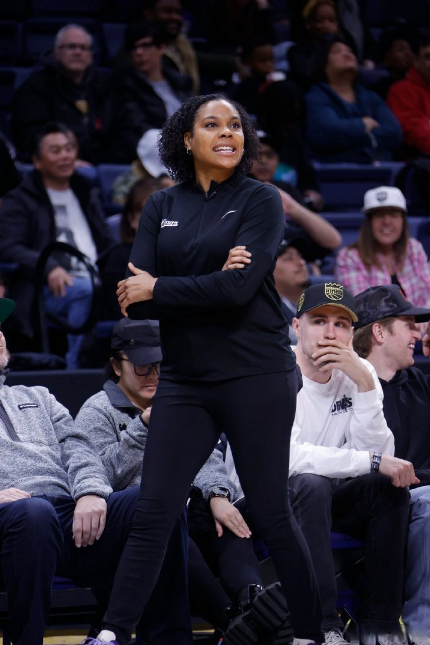 黄蜂面试女性主教练#  黄蜂主教练克利福德将于赛季末辞职,并担任