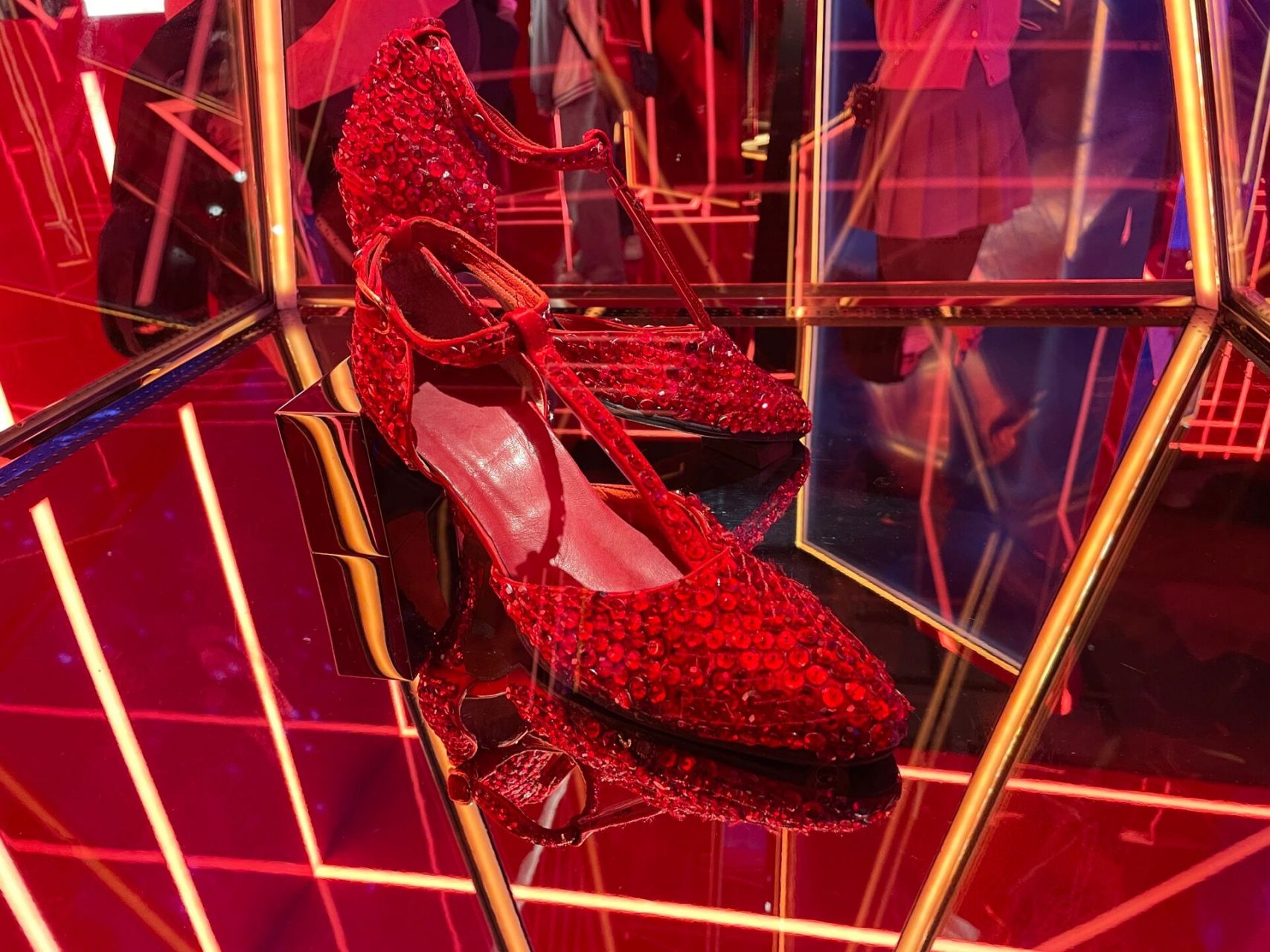 快来看荣王的两双红色高跟鞋!