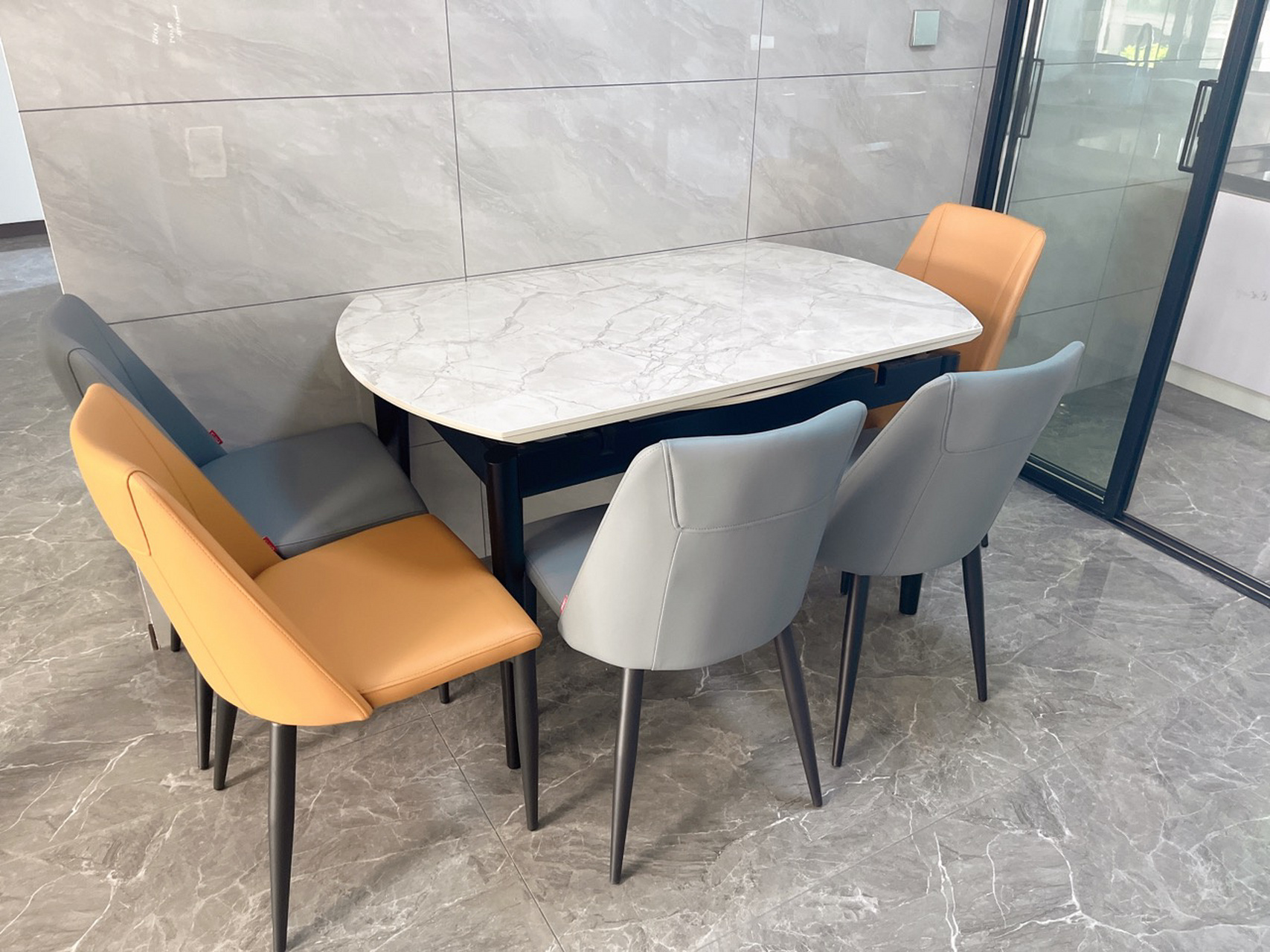 顾家家居抽拉式餐桌9012配套餐桌椅 拉伸餐桌设计,尺寸灵活,实用性更