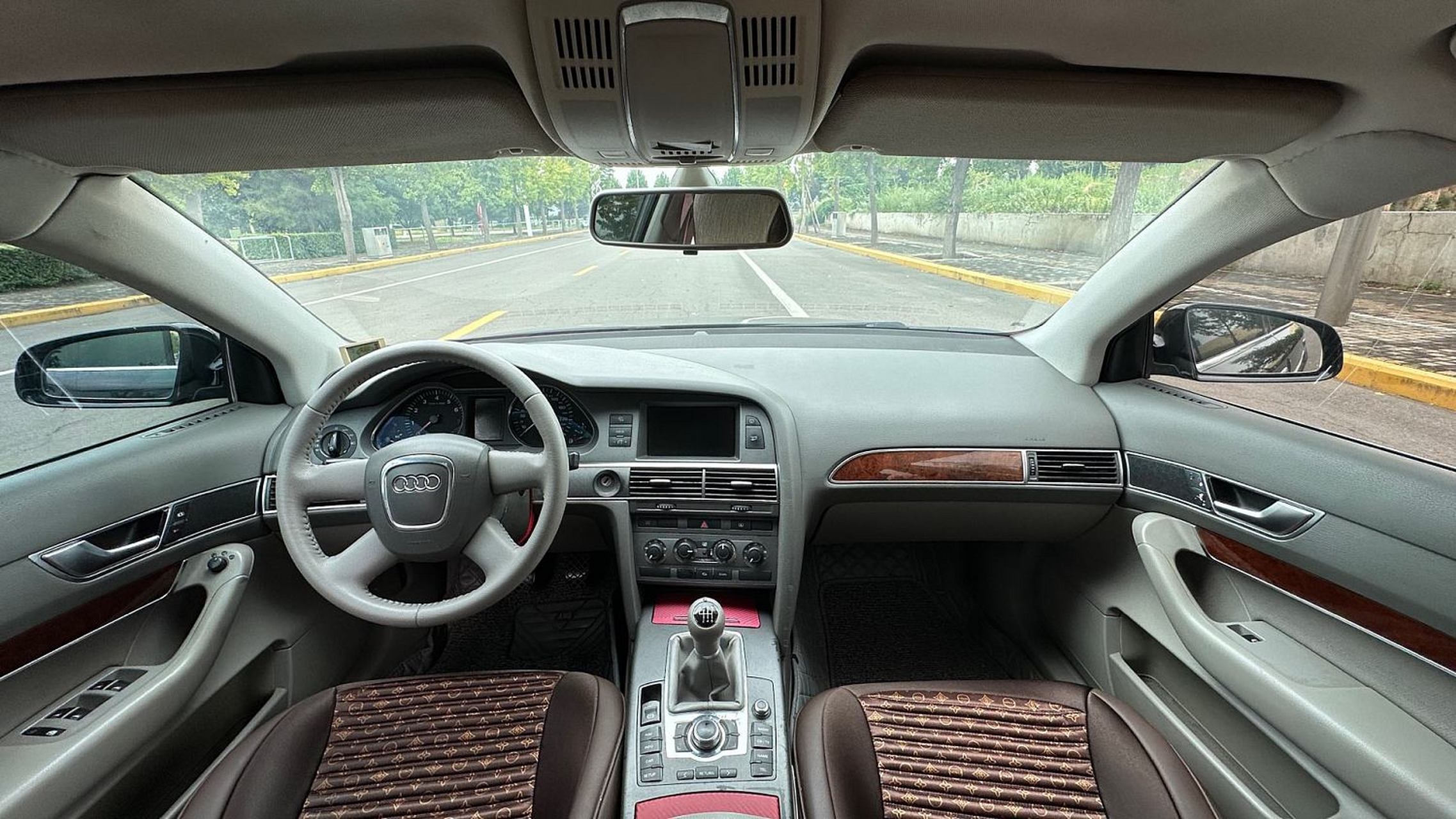 06年奥迪a6l,2.0排量,稀有的手动挡,省油耐用,发动机杠杠滴