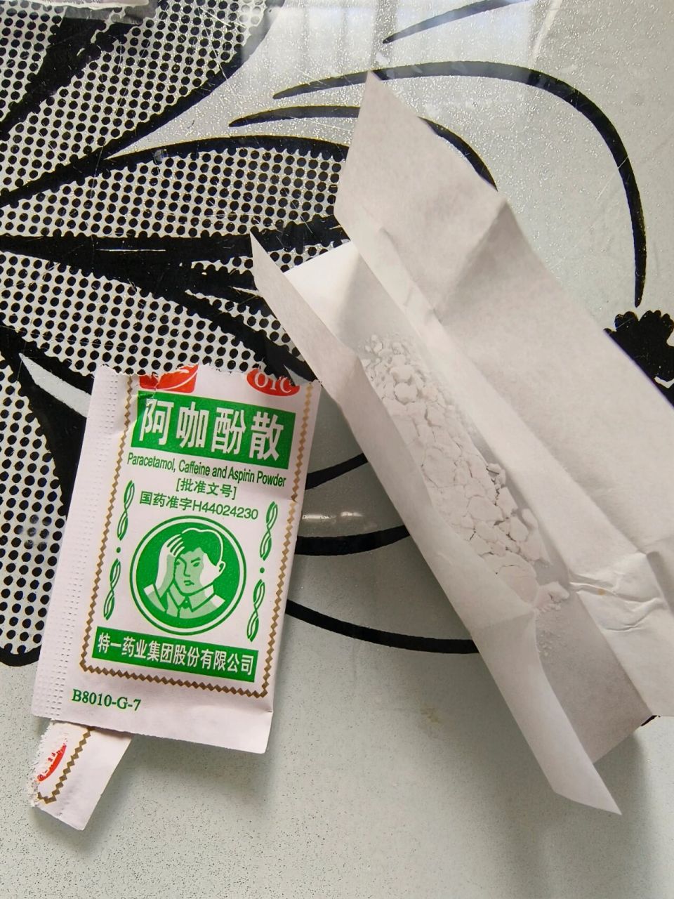 吃头痛散步骤这样不太苦 1.拆开 2.勺子装温开水 3.搅拌一下,溶解 4.