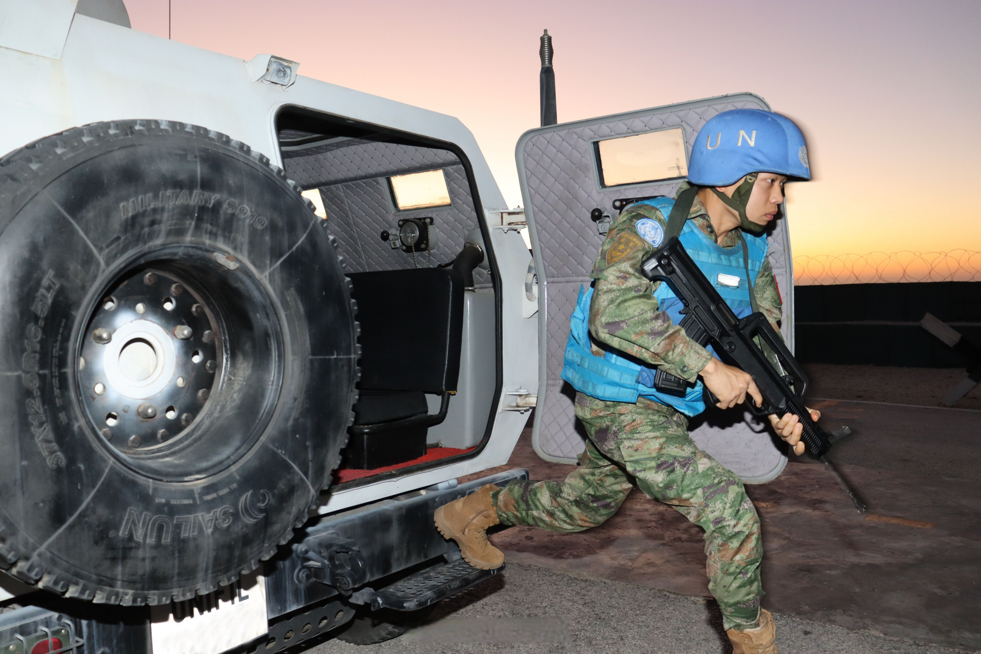 中国赴黎巴嫩维和工兵分队组织应急防卫综合演练】近日,针对近期中东