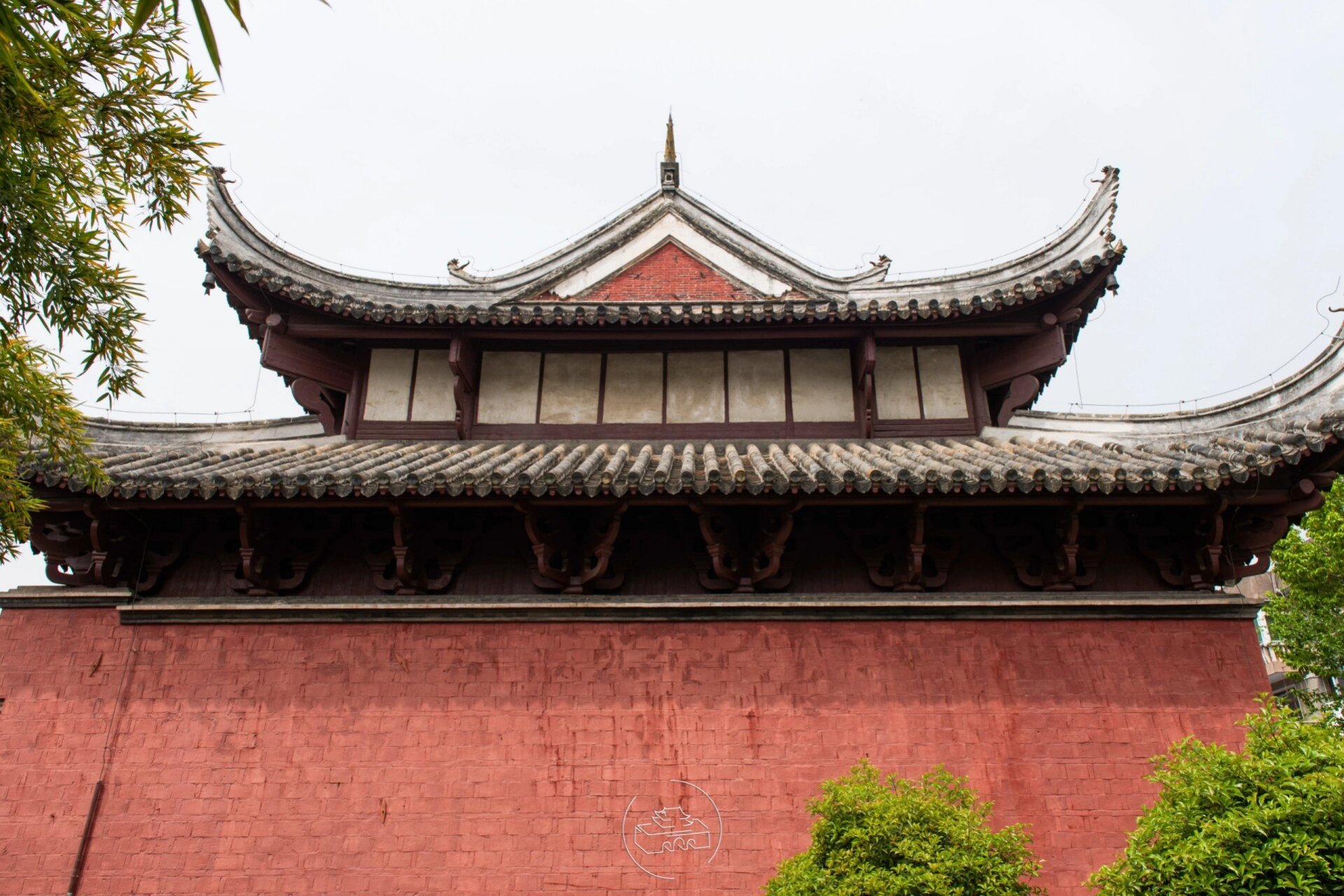 桐城文庙大成殿的「蝴蝶形斗拱」较为特殊,殿内天花形式和简易藻井也
