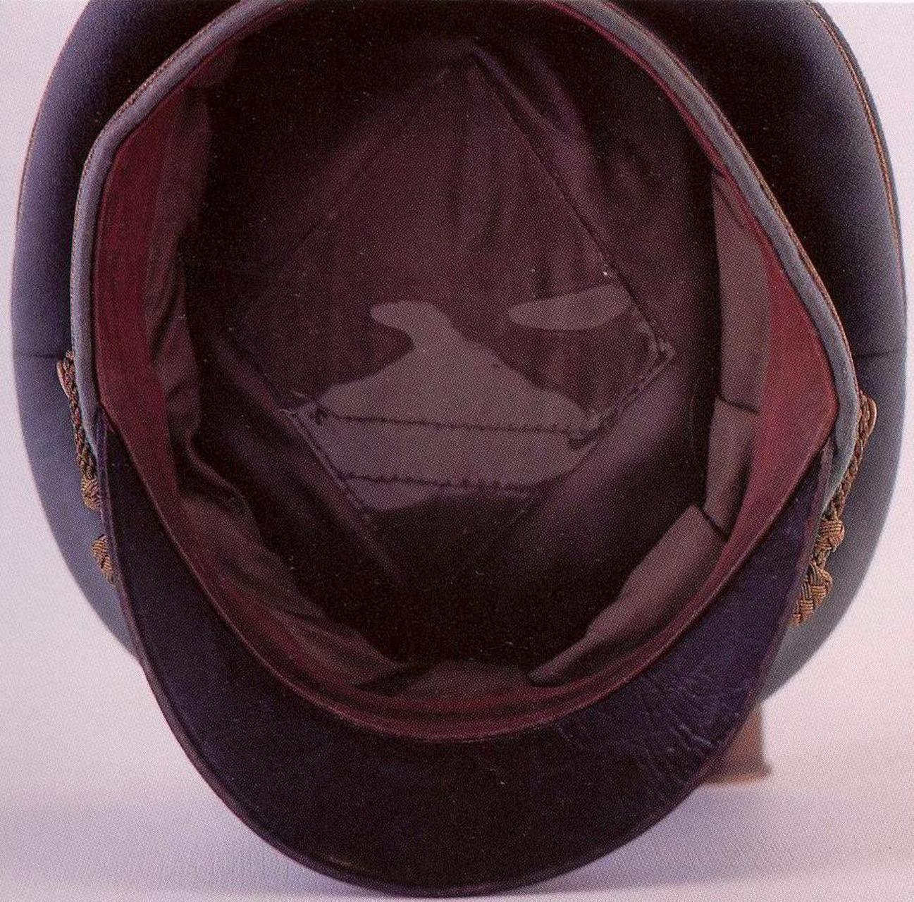 一代名将冯·曼施坦因(埃里希)元帅的檐帽,国徽镀金,饰条及帽带皆为