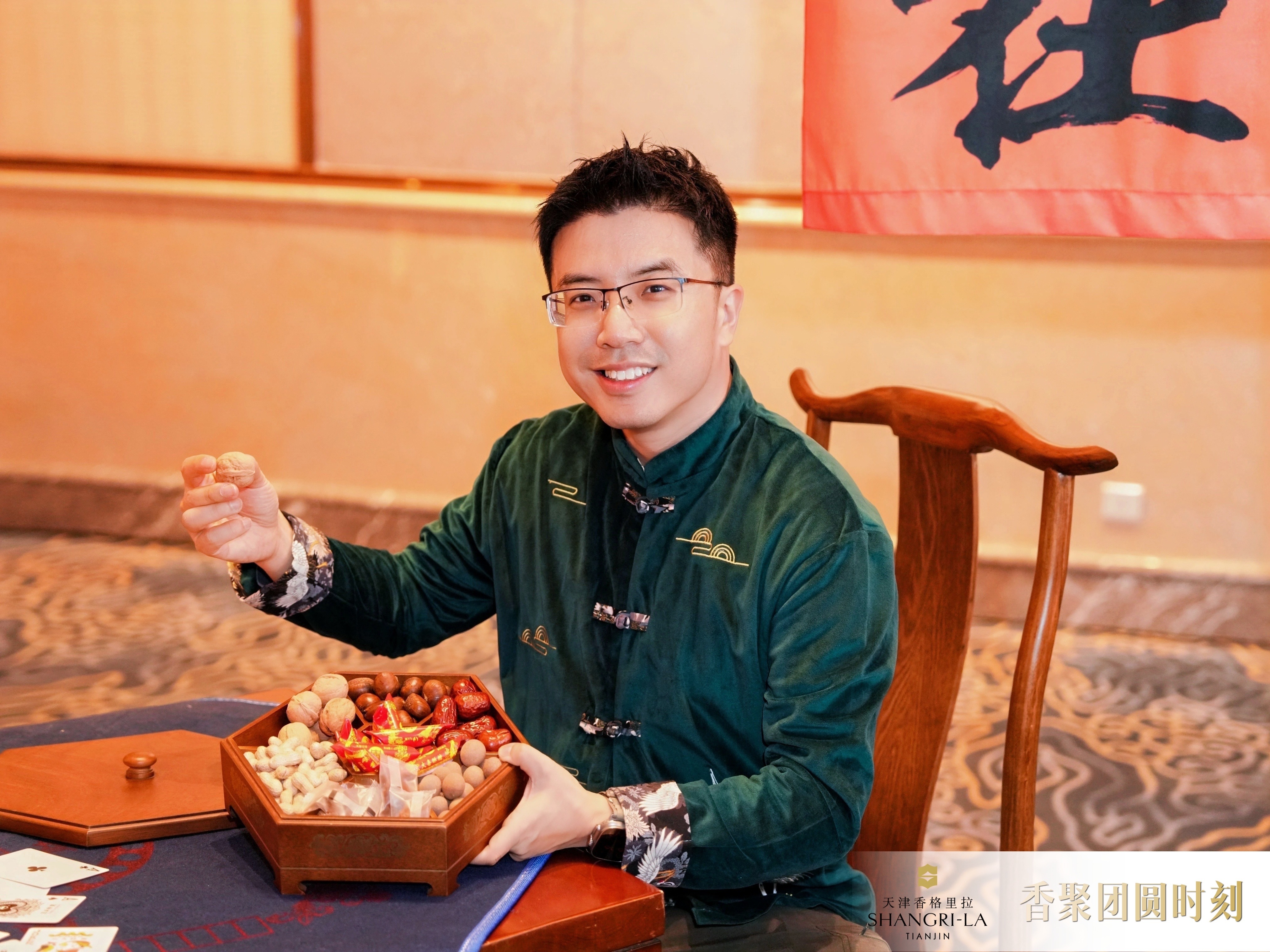 香格里拉这次直接把古文化街搬进了酒店,绒花非遗,茶汤,红围巾,糖人