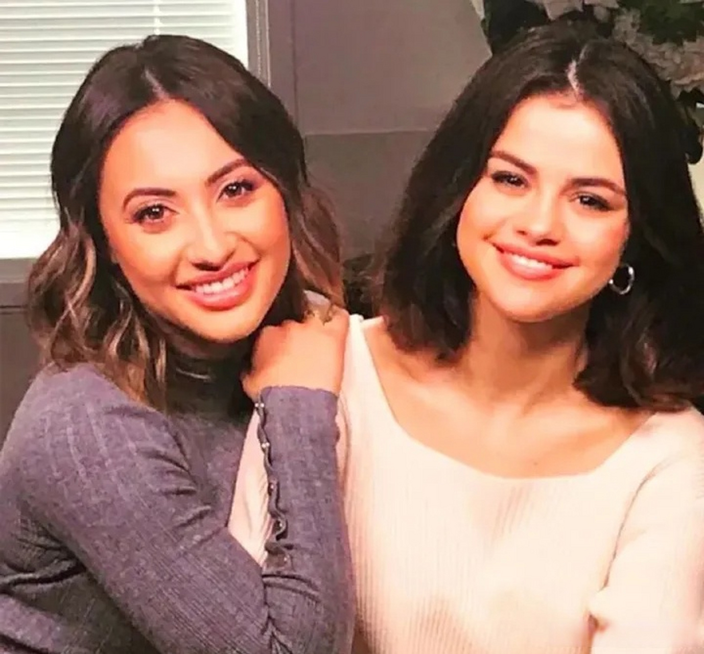 【#赛琳娜为捐肾好友庆生#】近日,赛琳娜晒出与闺蜜弗兰西娅·莱莎