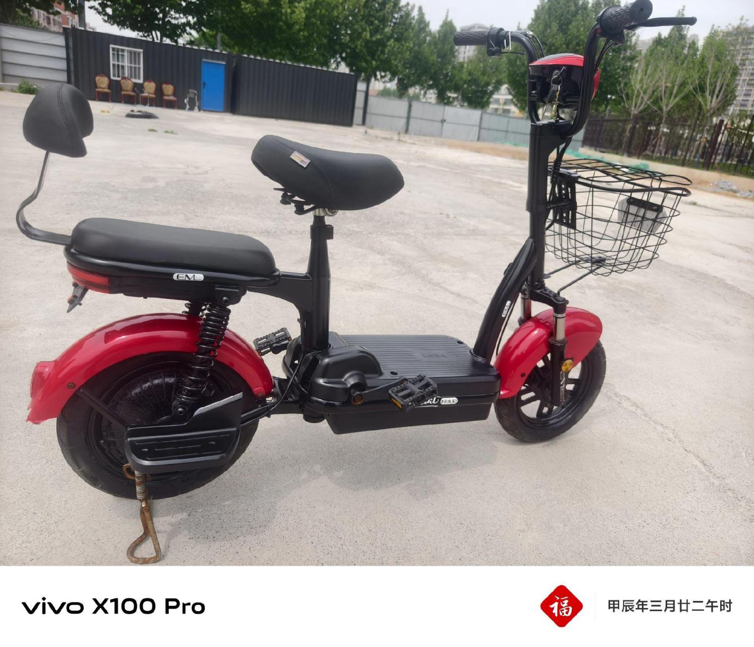 出售精品阿米尼小滑板电动车一辆续航二十公里左右带牌子充电器一口价