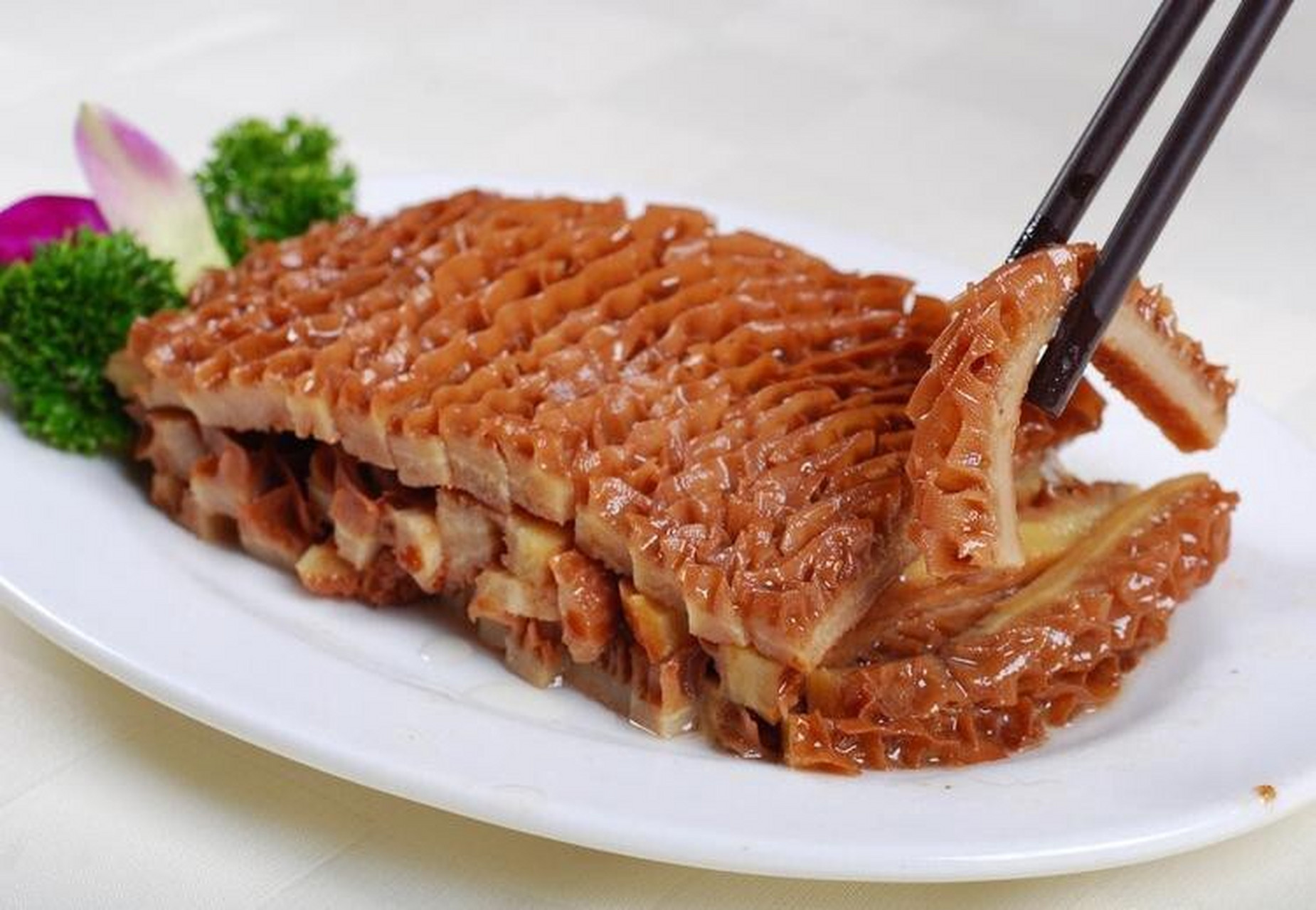 卤水金钱肚 卤水金钱肚是一道广东省的传统名菜,属于粤菜系