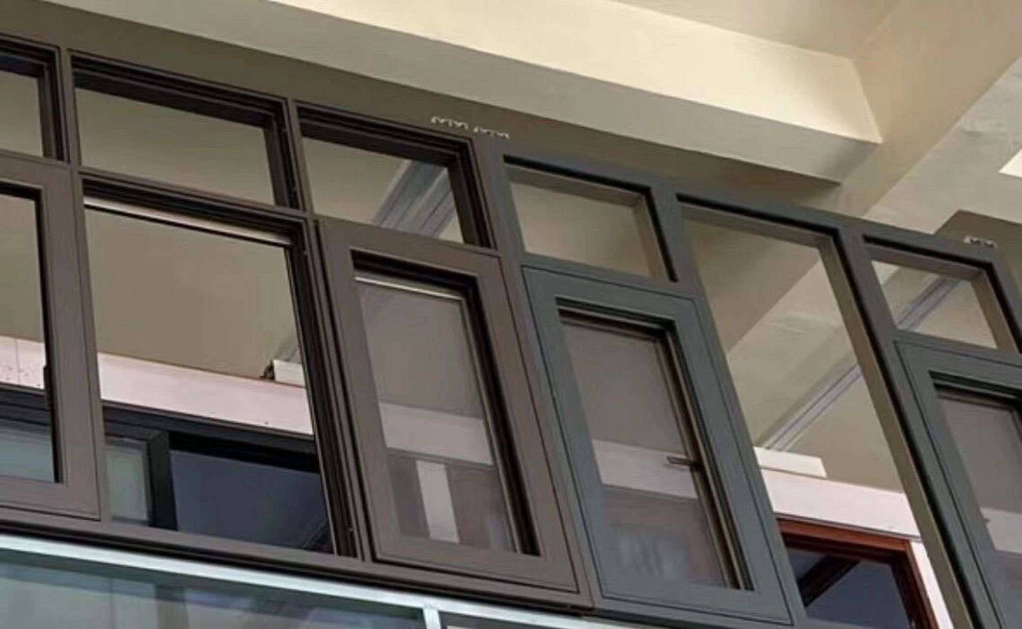 最近有客户问我新中式的家系统窗颜色怎么选,想做双色的,外面跟小区