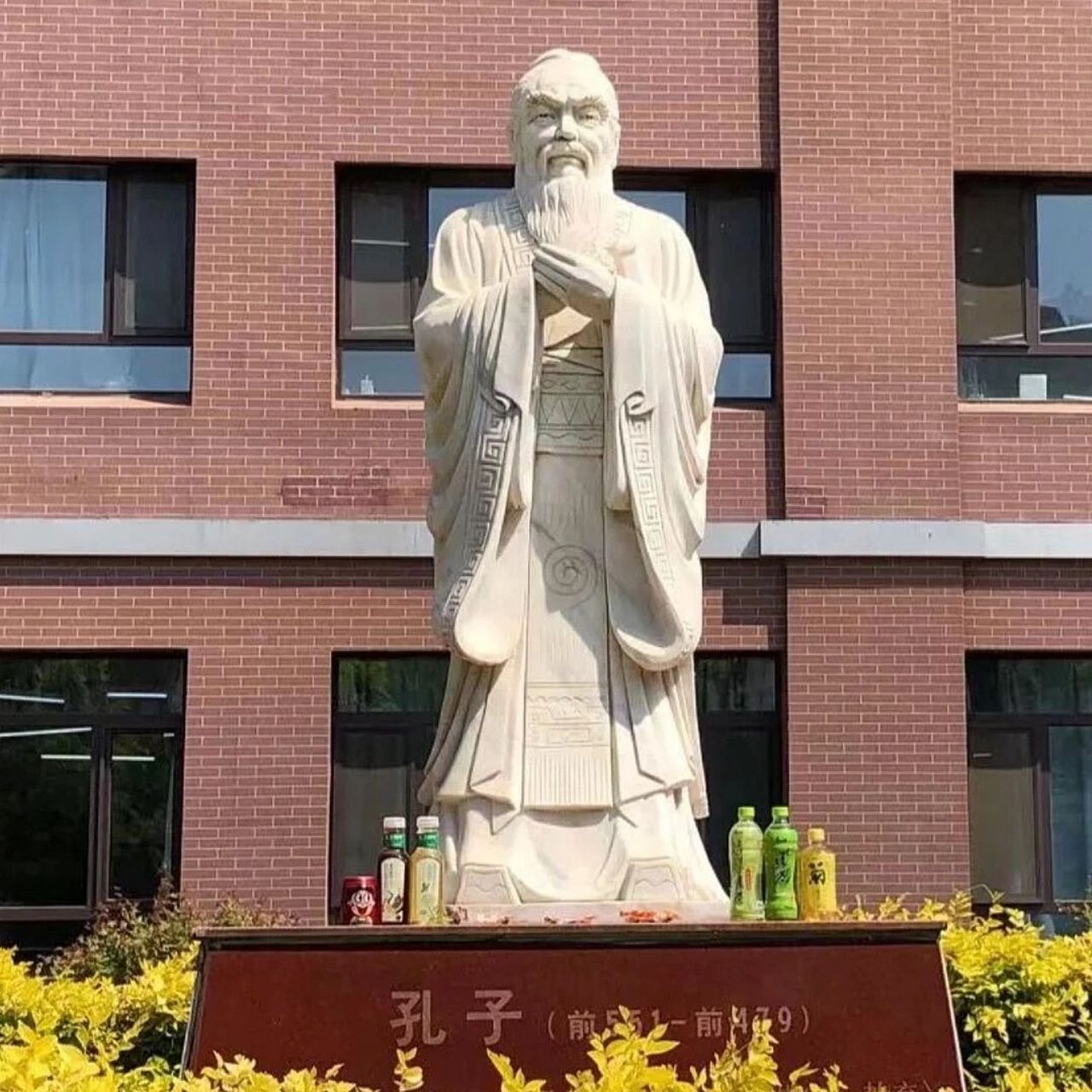 听说最近孔子很火,一起来考前祈福 拜孔子,保佑我们专接本顺利,全部