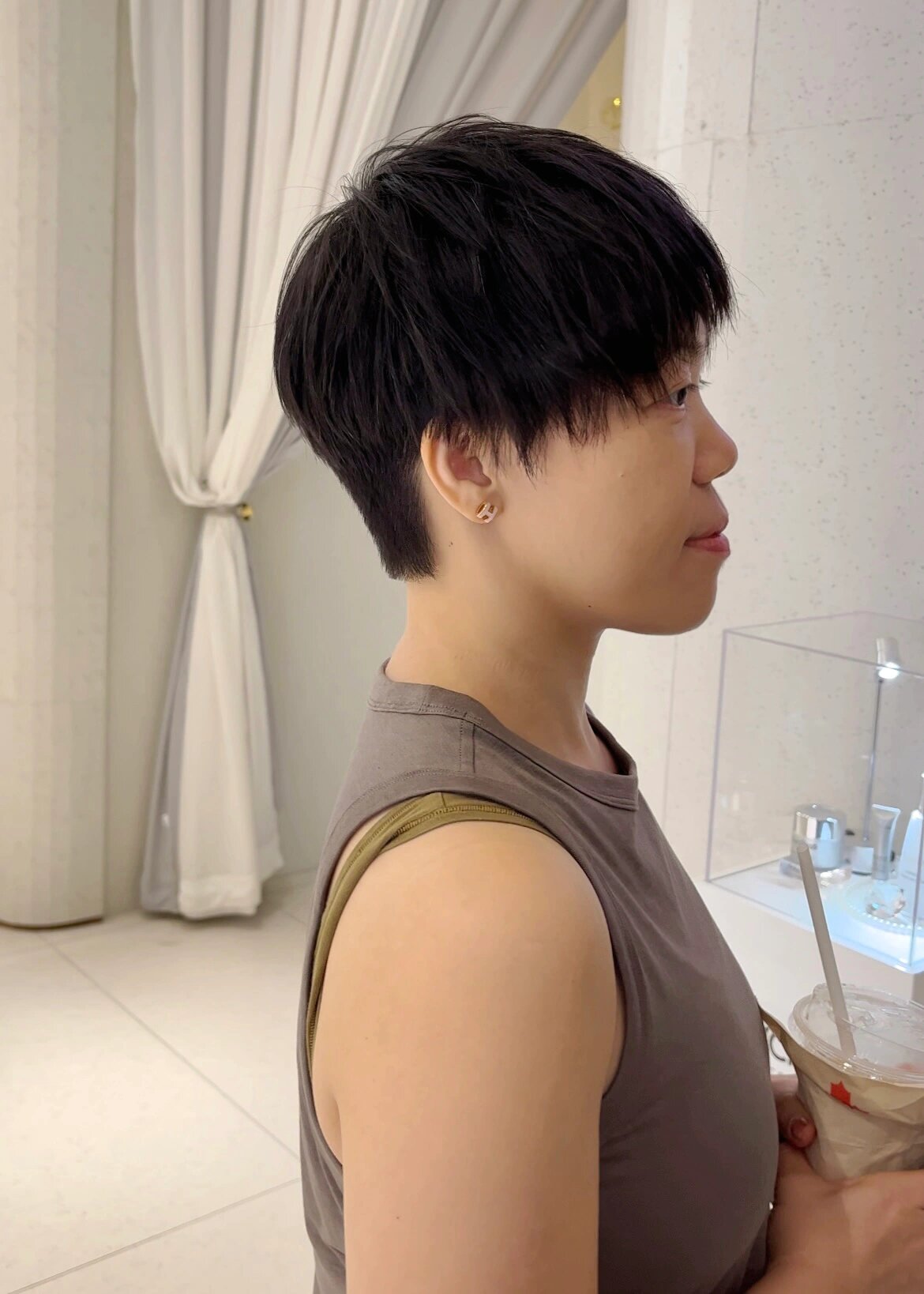 运动女生酷感短发yyds