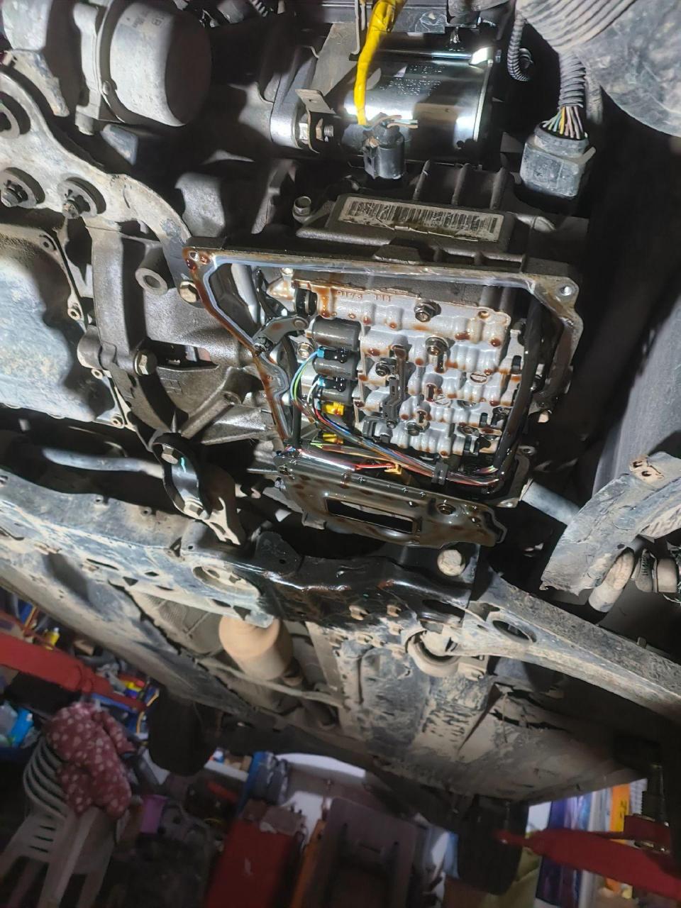 大众速腾更换变速箱油更换变速箱油底壳77滤芯.