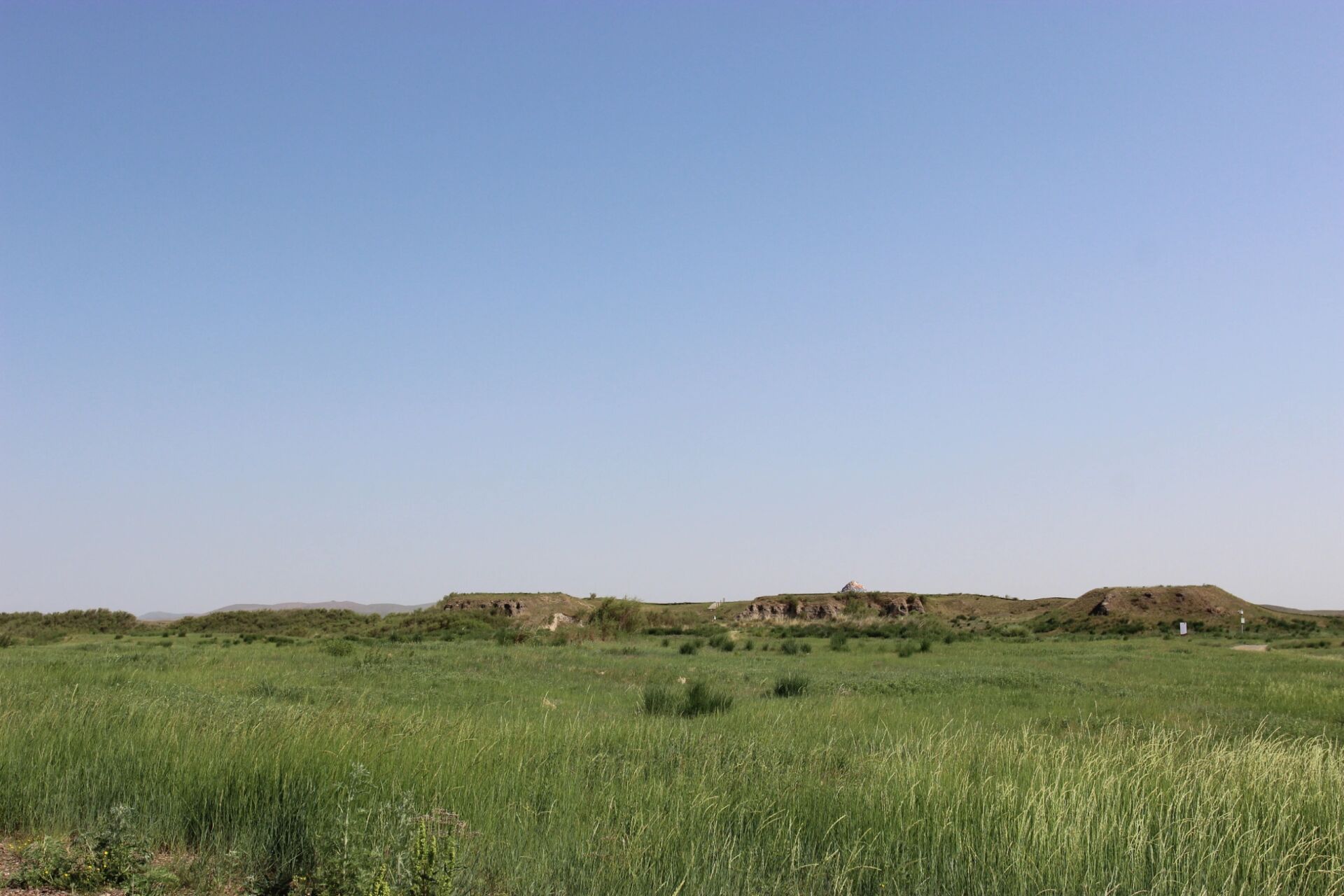 元上都遗址 元上都遗址位于锡林郭勒盟正蓝旗金莲川草原上,曾是世界