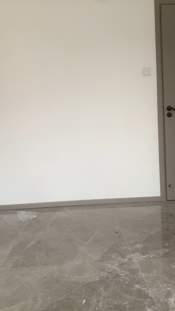 同门框一色的踢脚线 卧室墙壁是白墙的话,同门框同色的踢脚线,看起来