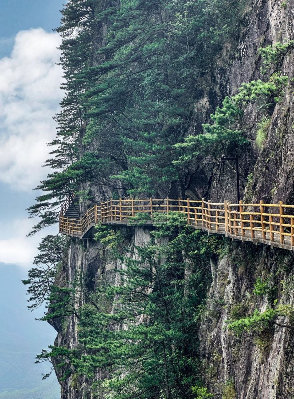 明月山青云栈道风景图片