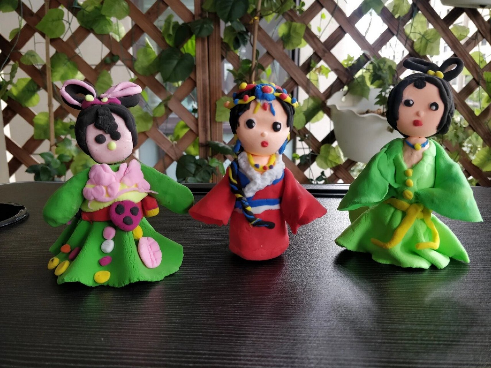 幼儿园手工 轻粘土民族娃娃