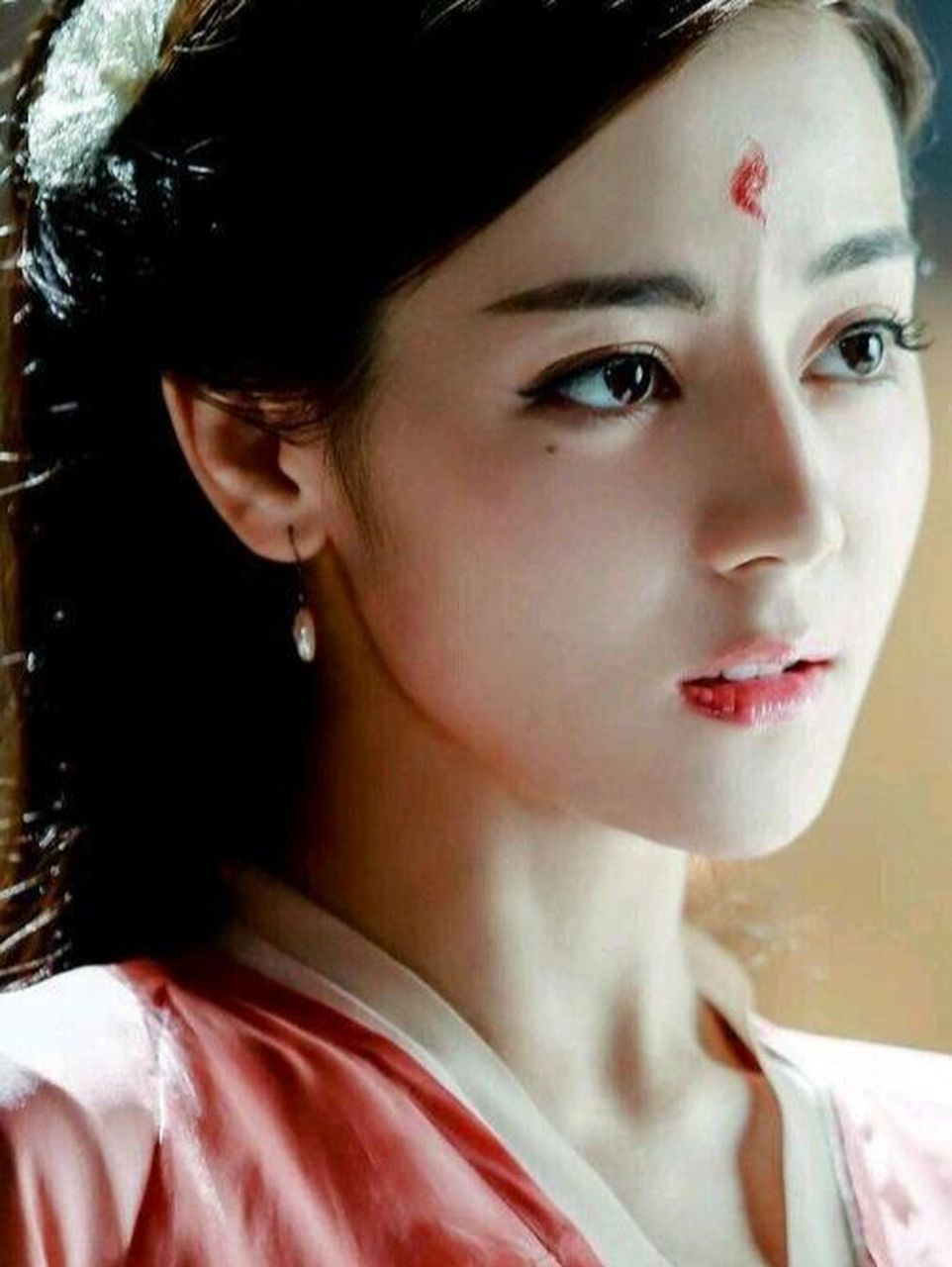 是因为前生si的时候,爱人抱着他哭泣时,泪水滴落