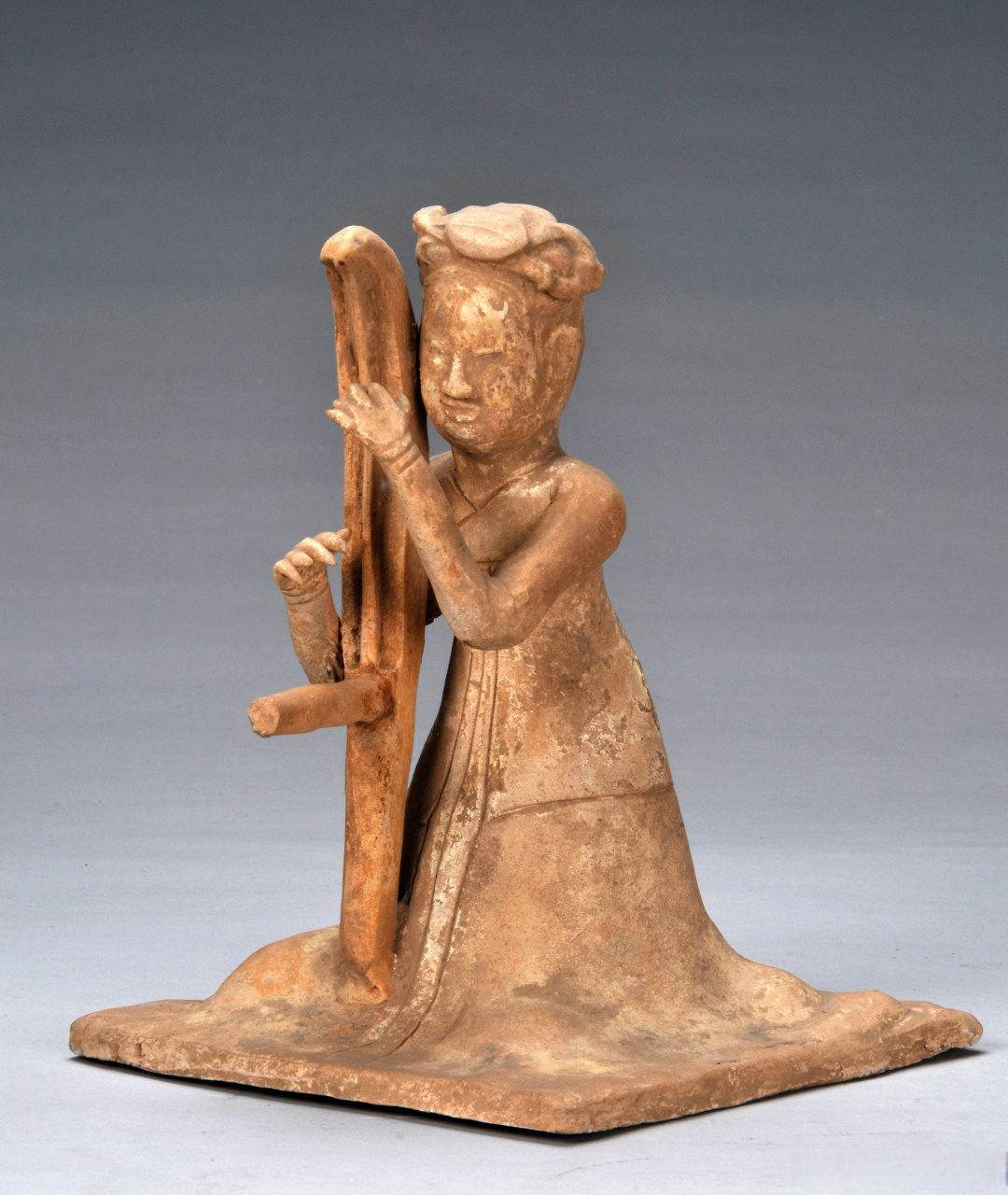 【声动千年·文物赏析】  >> 隋,弹箜篌女俑,河南博物院藏  乐女俑头