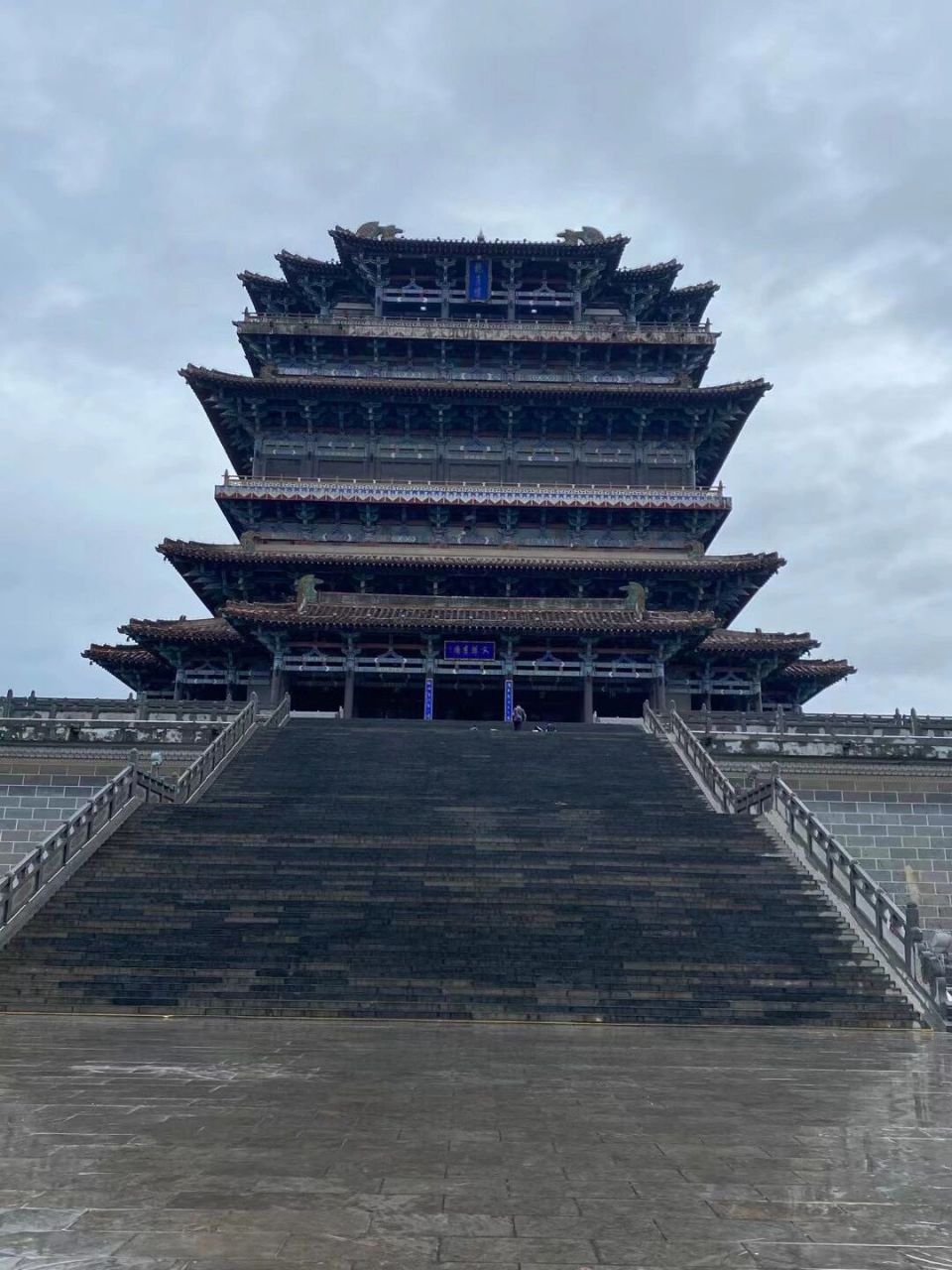 鹳鹊楼 山西省永济市鹳雀楼:位于永济市蒲州古城西面的黄河东岸,与