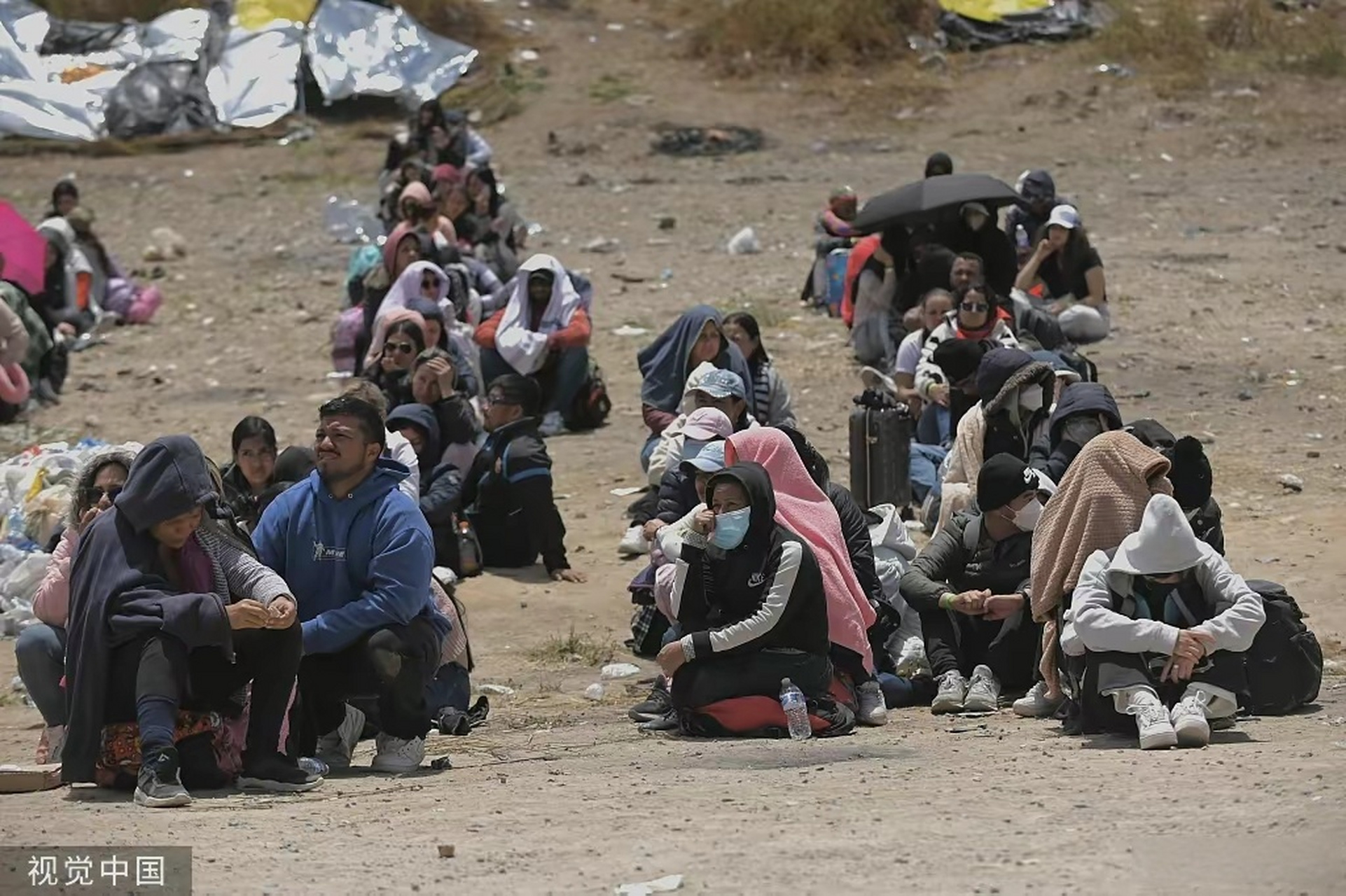 最近这几天,数十万大军压境美国,其中也有一些中国同胞,历尽艰辛,长途