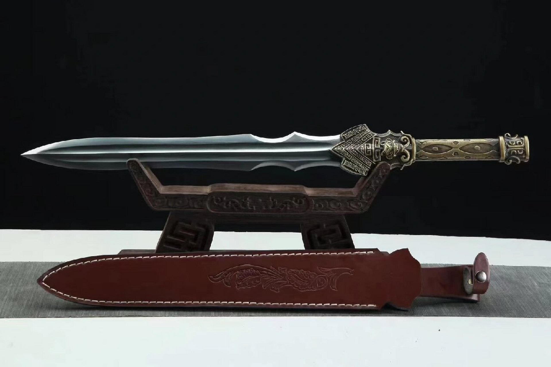 虎尊剑(双弧款) 剑把:纯铜精雕,图案立体感强,做旧; 剑身:百炼花纹钢