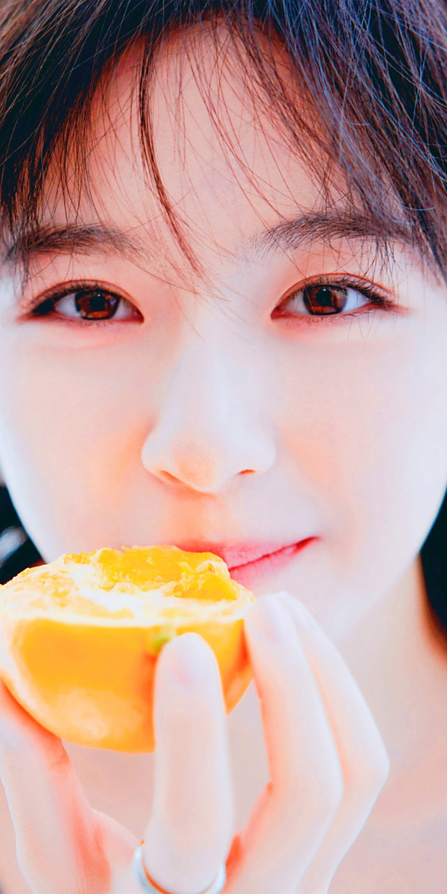 李兰迪露腰的小裙子甜美头像壁纸组图