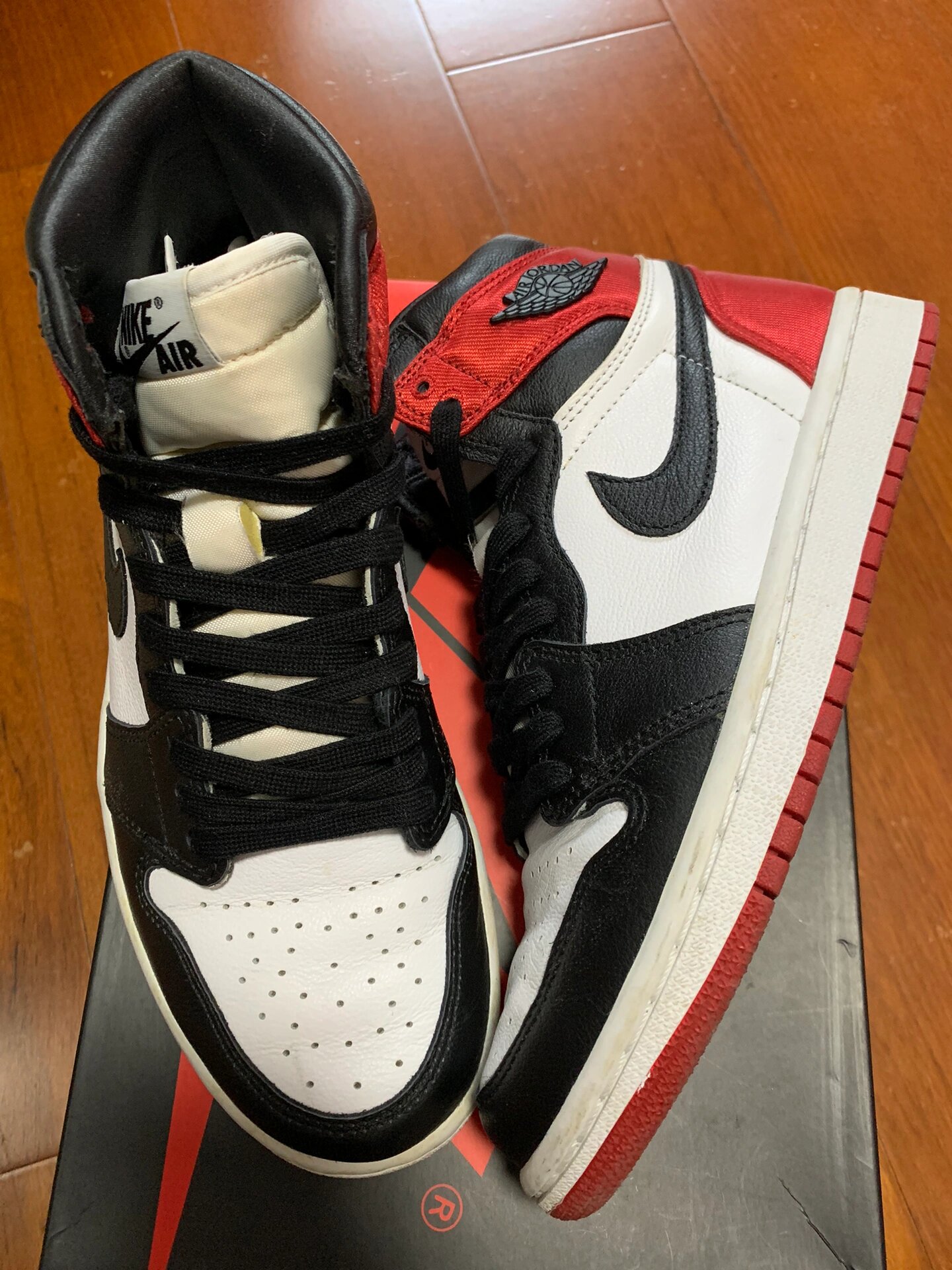 aj1丝绸黑脚趾     aj1黑红脚趾