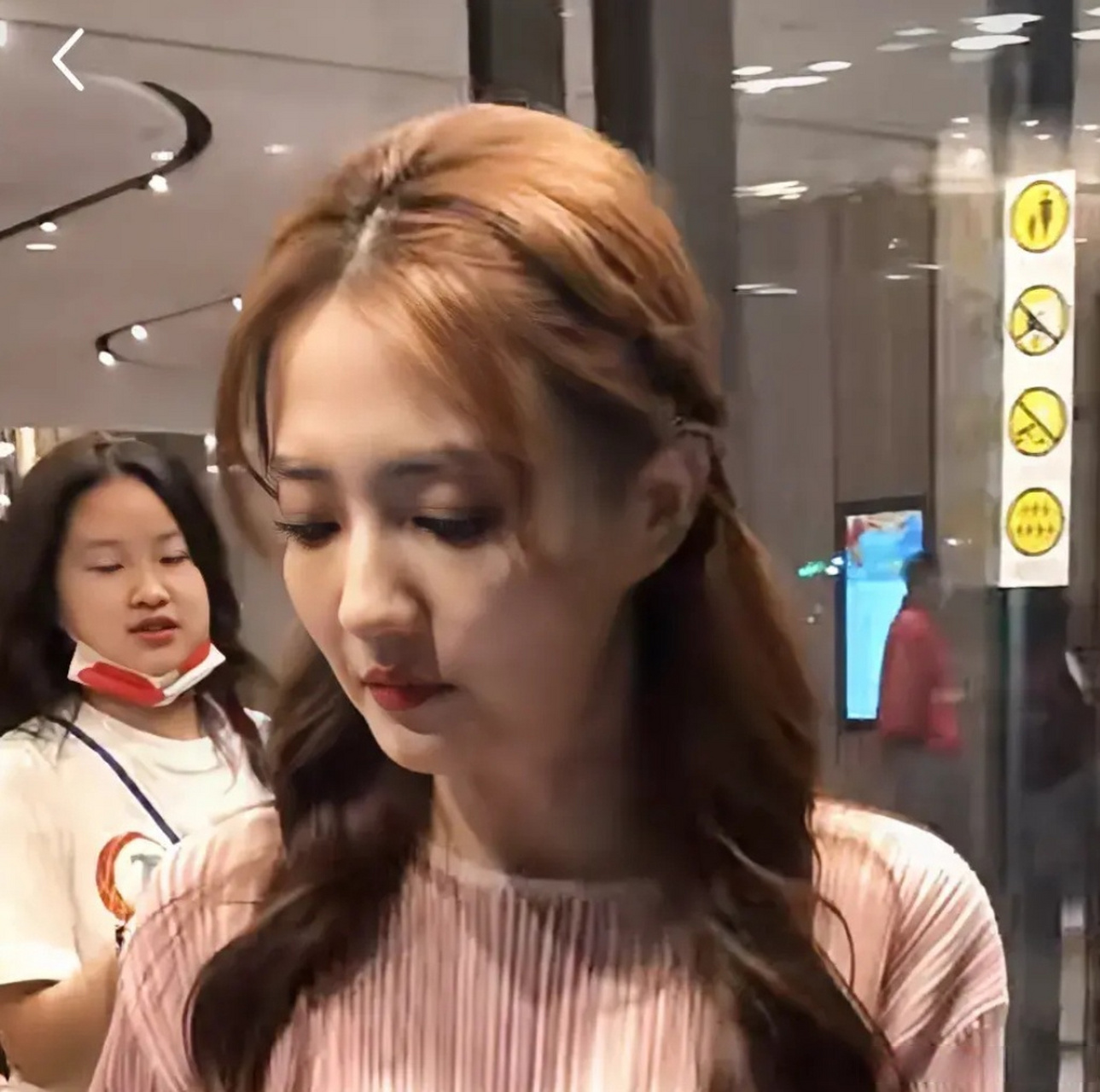 徐璐的瘦身让她的面部法令纹显得格外明显,皮肤也显得松弛下垂.