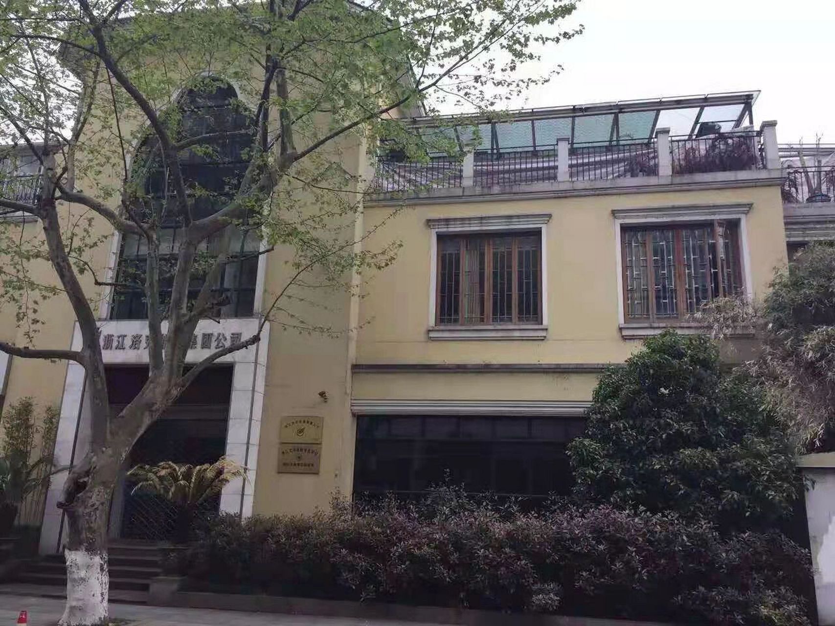 5亿 南山路西湖边民国别墅  面积1360方  庭院150方左右  西湖零距离