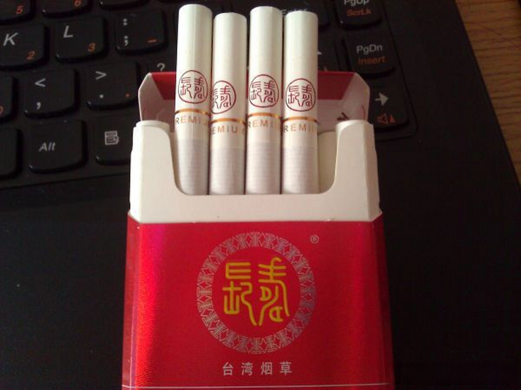 台湾有种烟名字竟然叫"长寿",你看它的健康提醒.[捂脸]