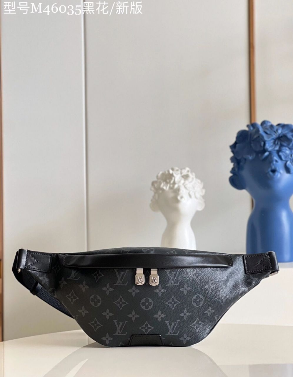 lv discovery 男士腰包 胸包 m46035 此款 discovery 腰包由 monogram