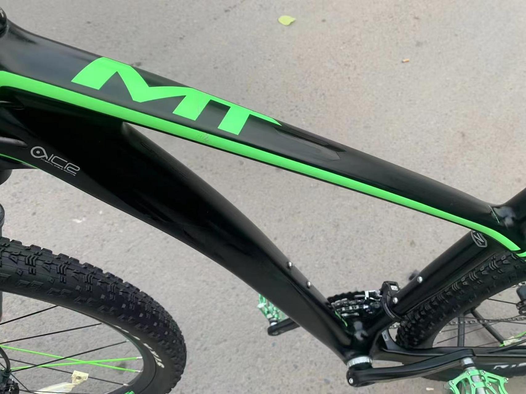 喜德盛山霸mt3,30速油碟刹,xt变速deore油碟刹,fox气压前叉,17车架27.