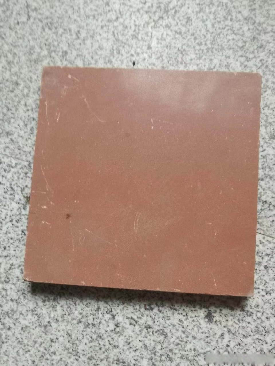 四川砂岩颜色也及其丰富,主要有黄,红,绿,黑,白五个色系,其中绿砂岩也