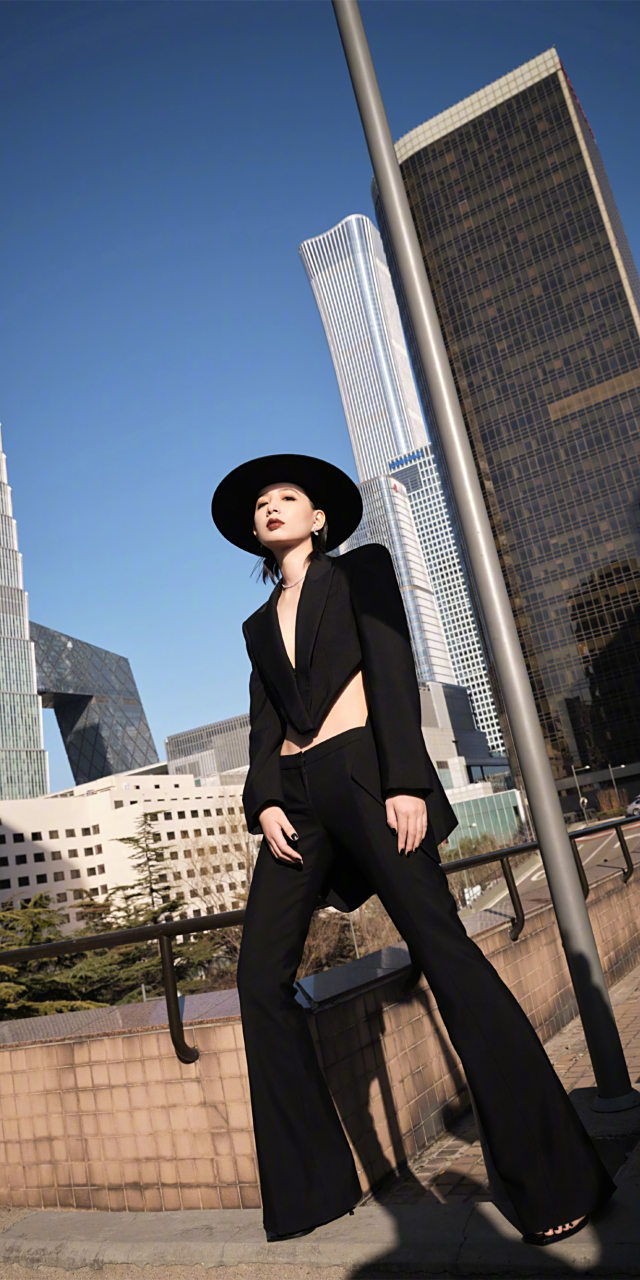 李斯丹妮,酷感帅气黑色系写真壁纸图集