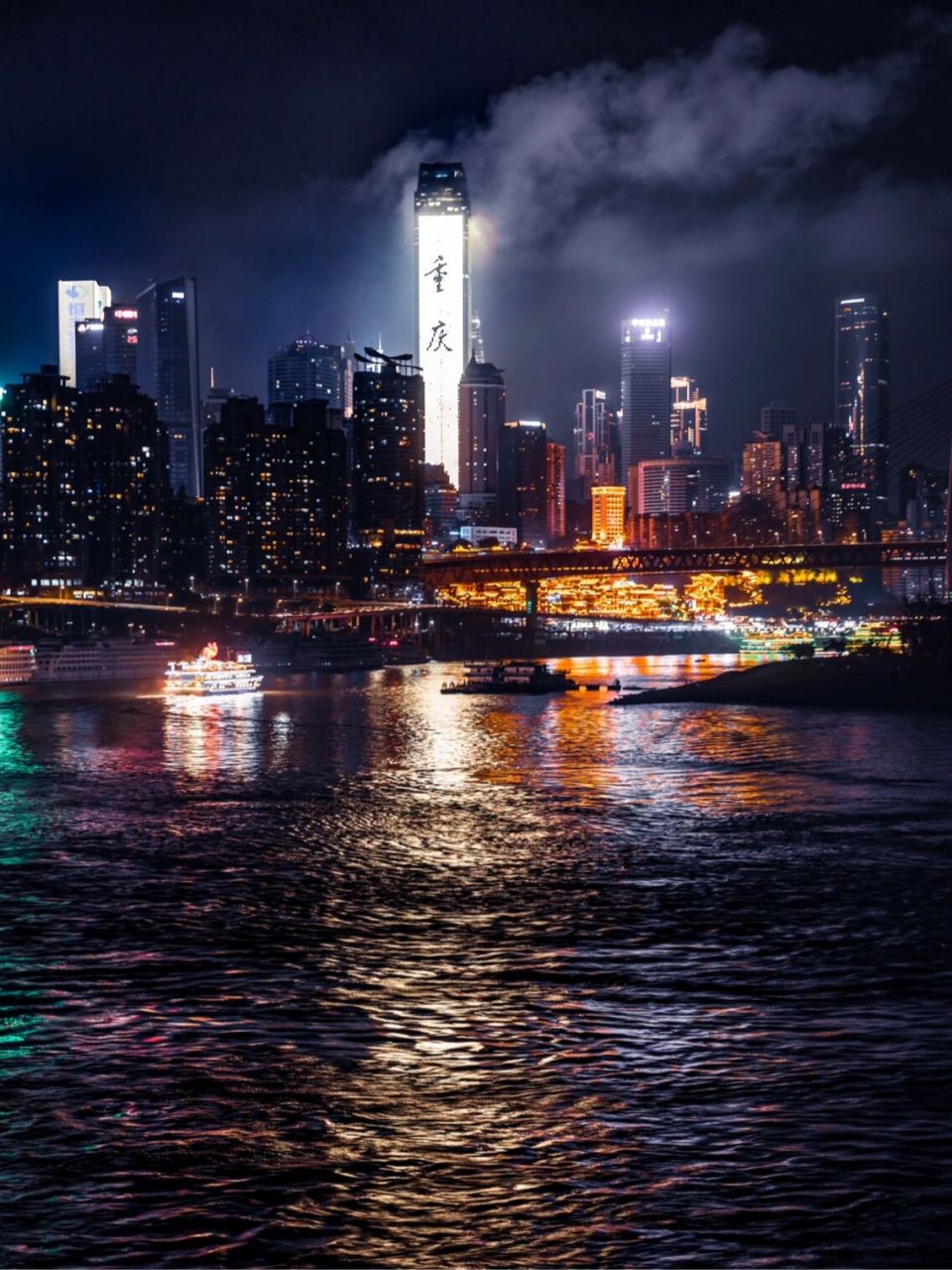 南滨路江边|江边来福士 洪崖洞夜景 桥洞 最近长江水位很低,来福士