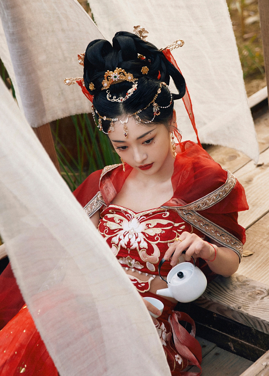 周洁琼红衣古装风大片:红衣入梦,衣袂飘飘,轻舞霓裳,明眸流盼,再现