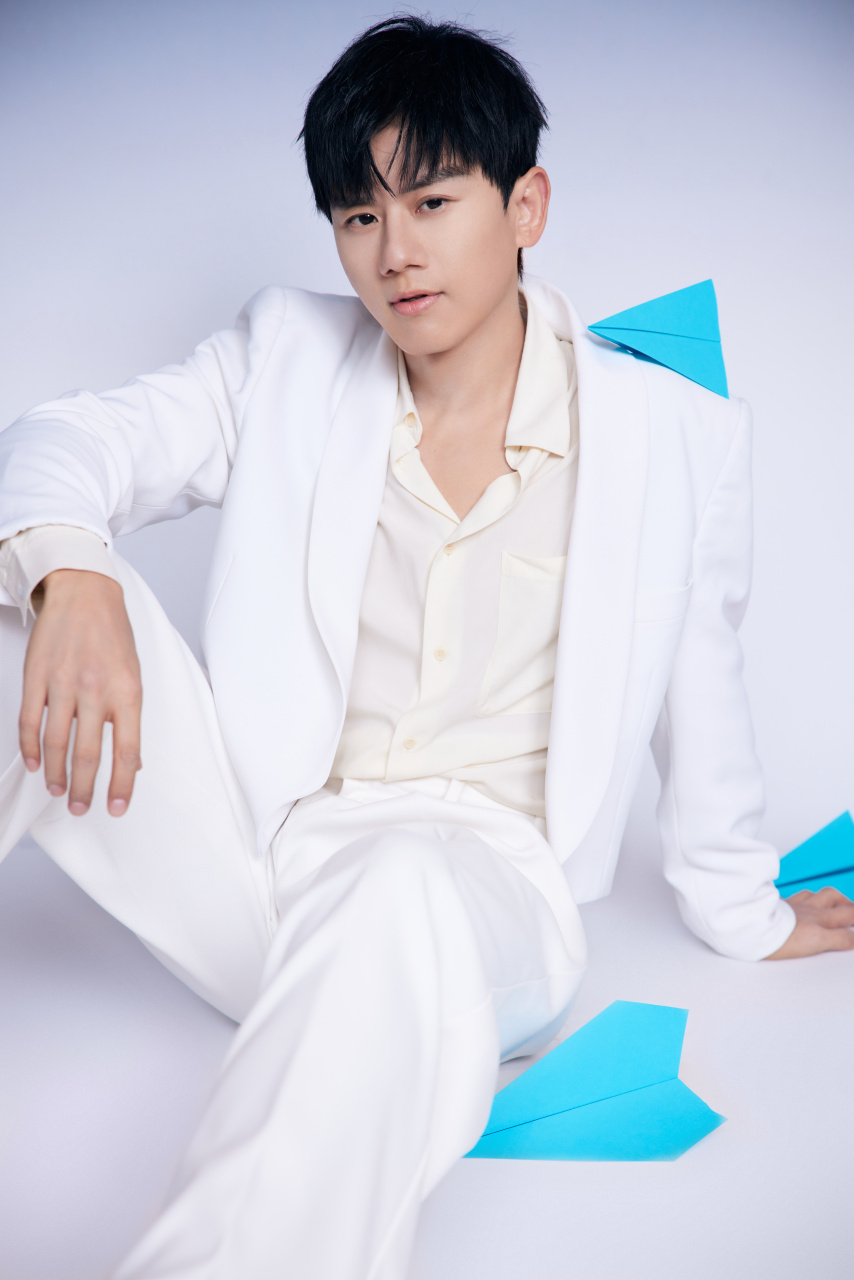张杰 即将出席2023#音乐盛典# ,纸飞机飞过,划出手边的亮色,载满记忆